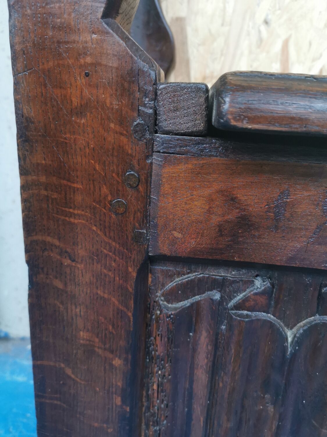 Coffre banc néo-gothique en bois massif