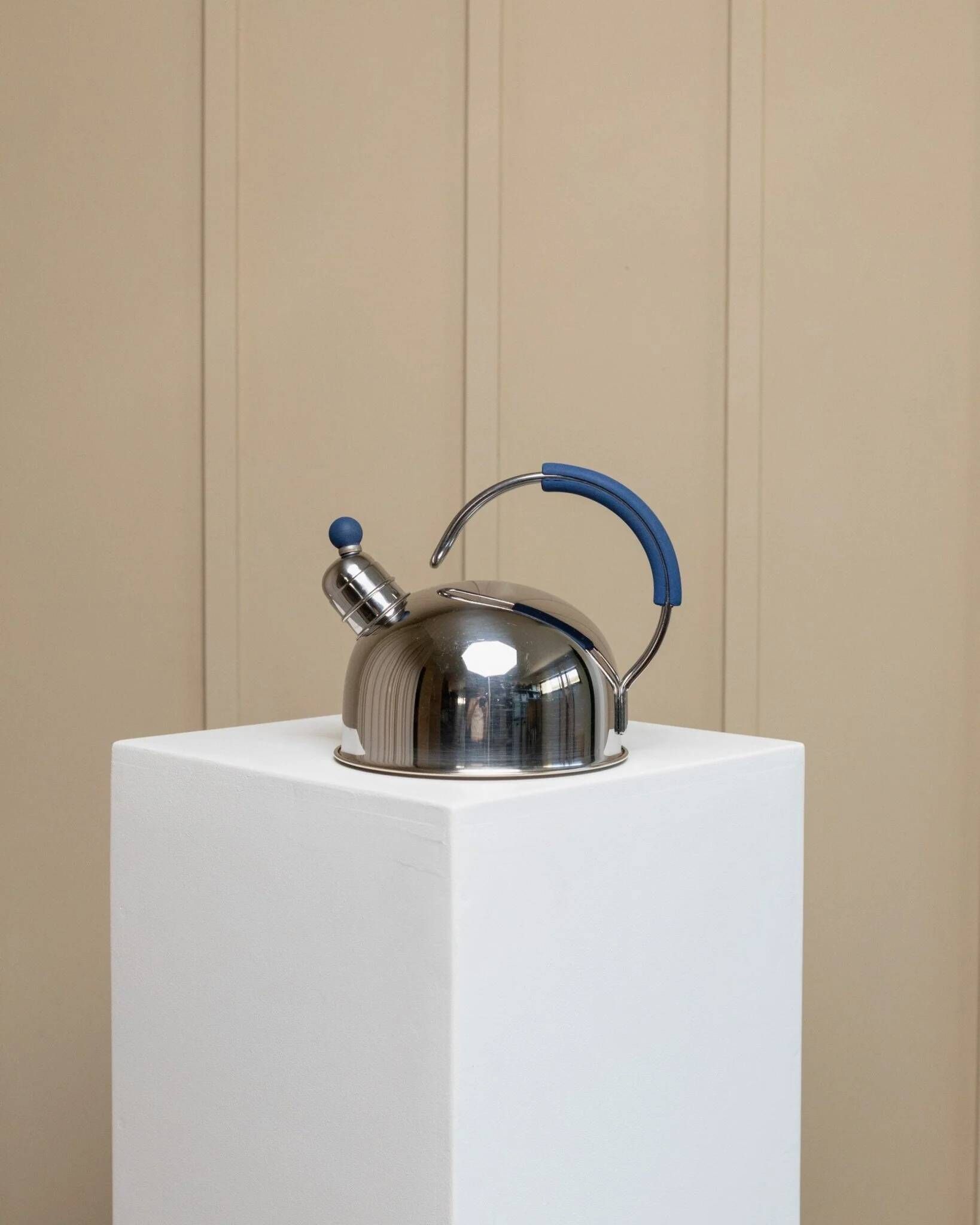 Polished argent metal kettle with blue accents – Italian 1980s design, retro stainless