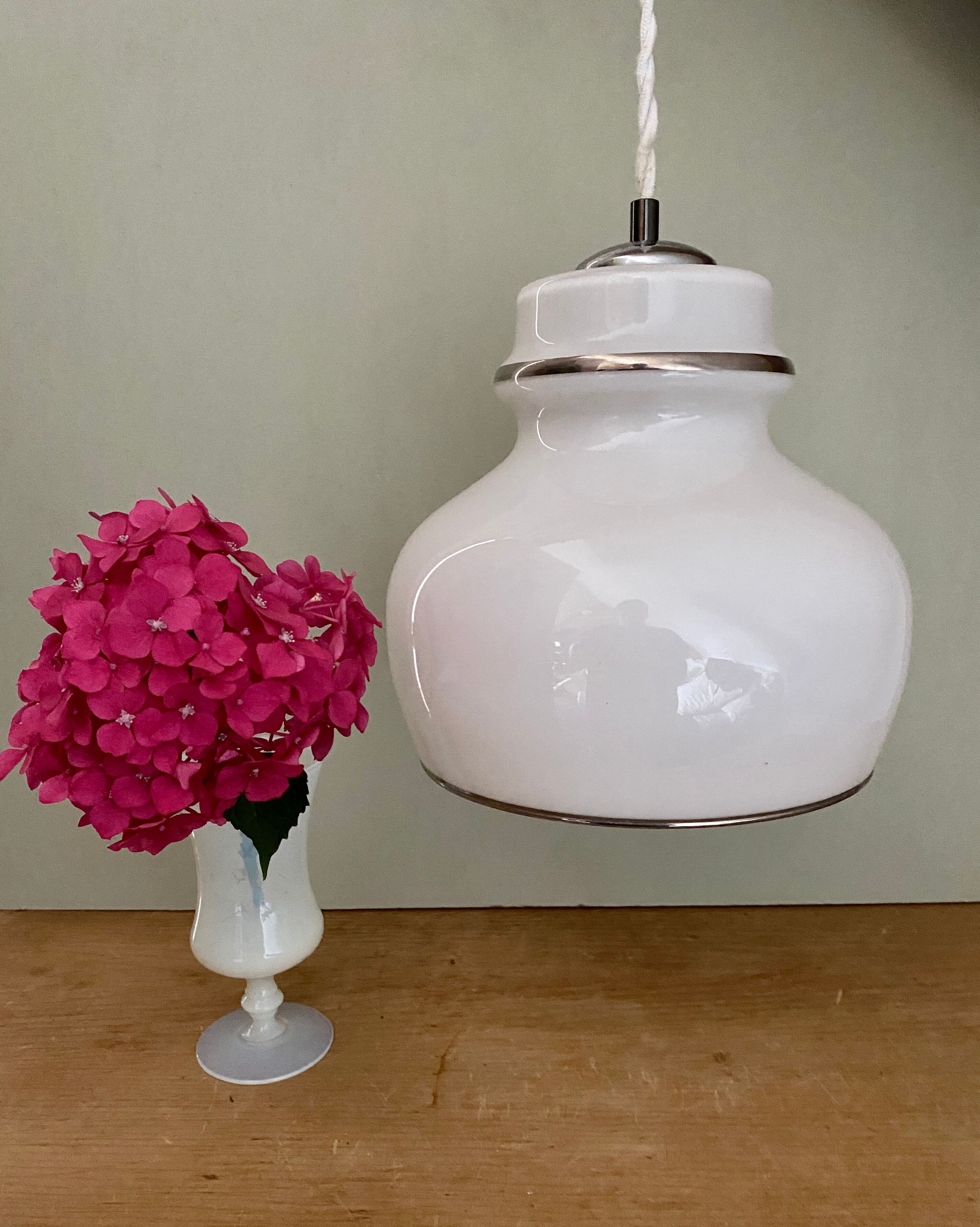 Suspension globe vintage XXL en opaline blanche liserés argentés