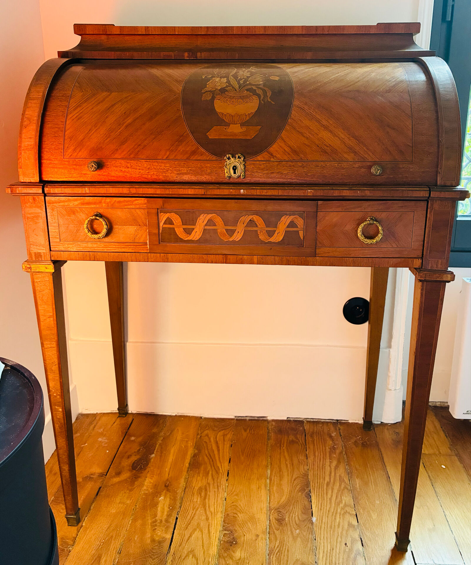 Cylinder desk