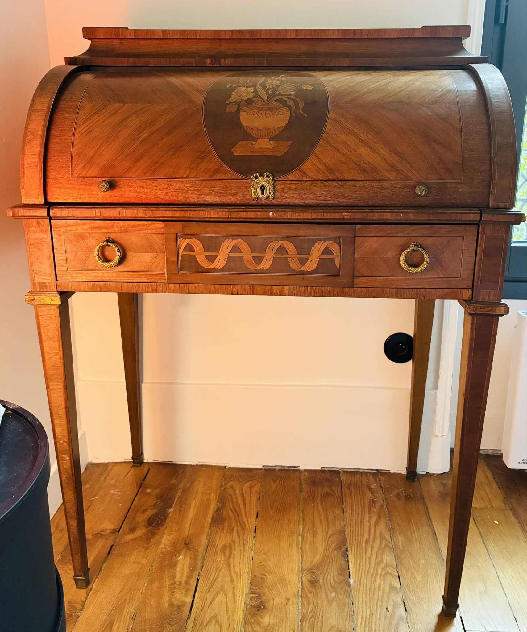 Cylinder desk