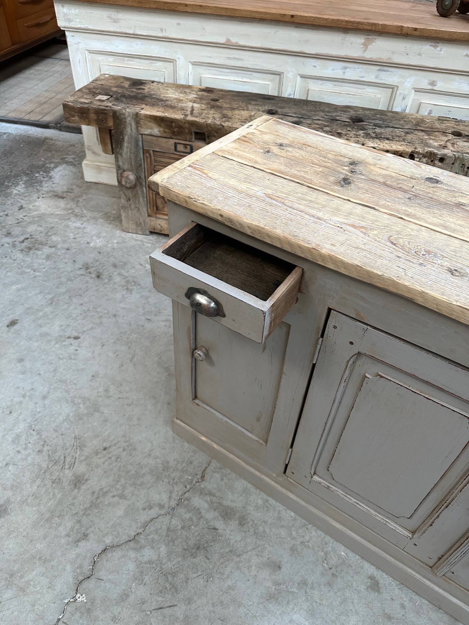 Meuble d’atelier de fabrication artisanale