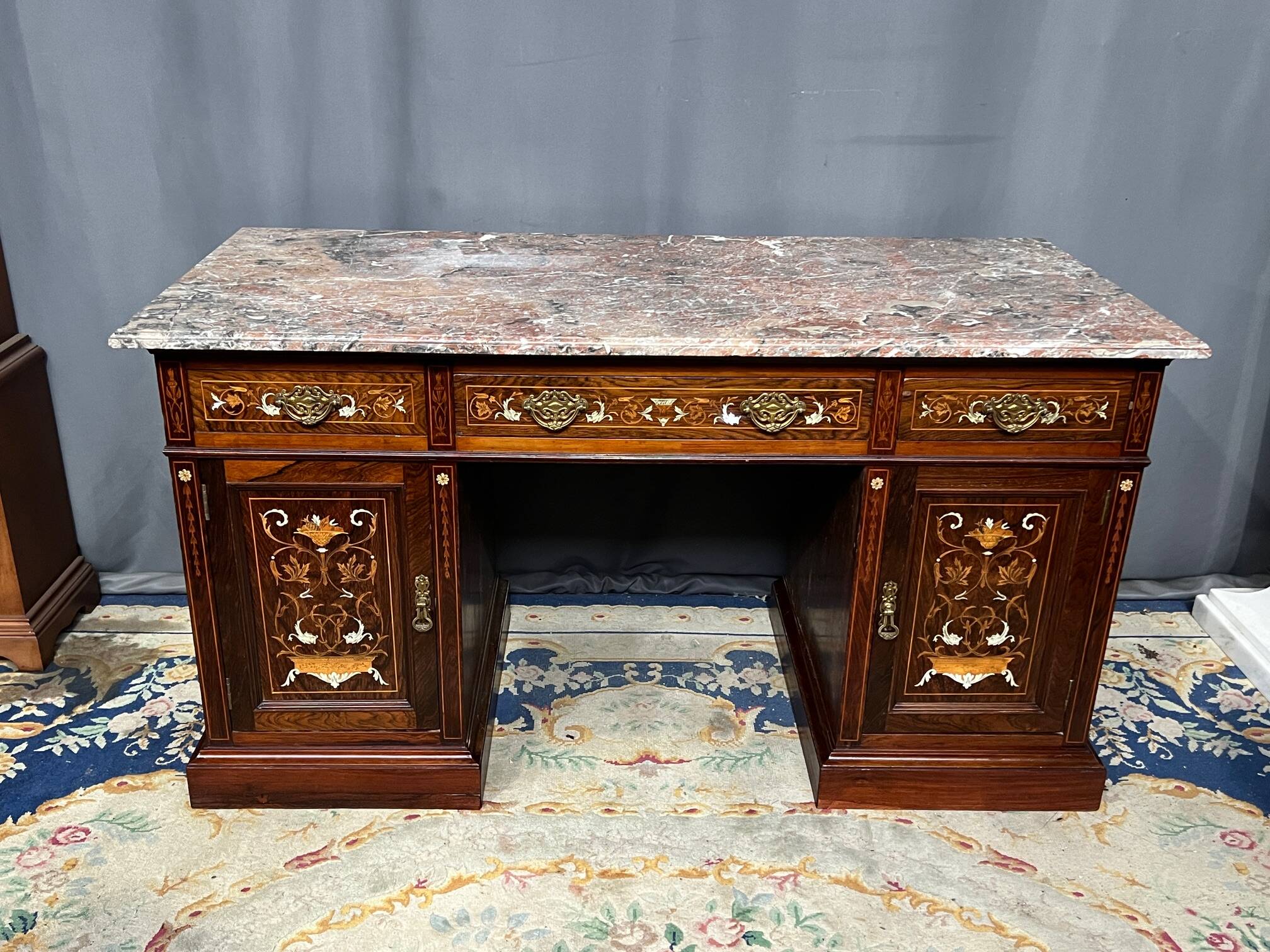 Bureau d'écriture victorien en palissandre par James Shoolbred.