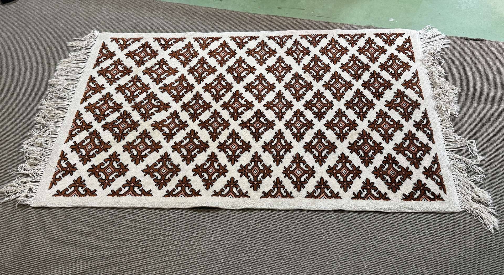 Handmade Tunisian wool rug - 1.74m x 1.11m.