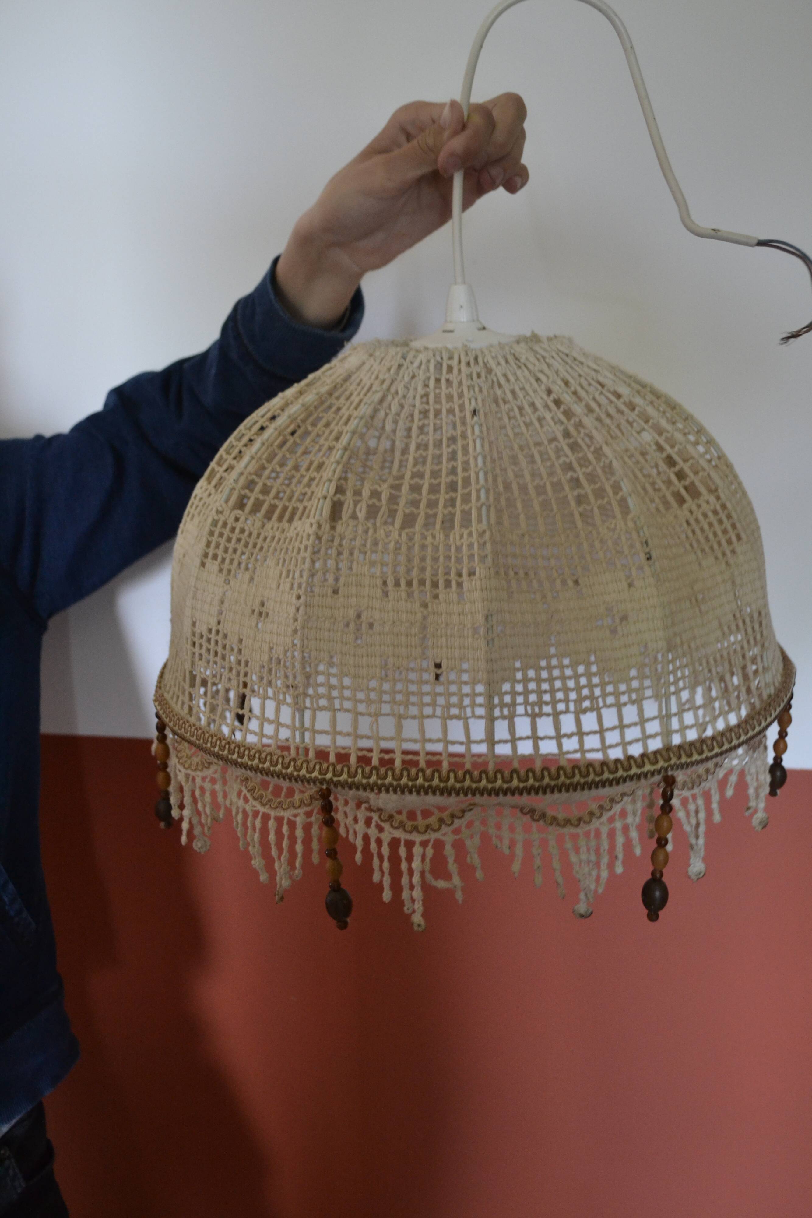 Suspension in lace and wooden beads