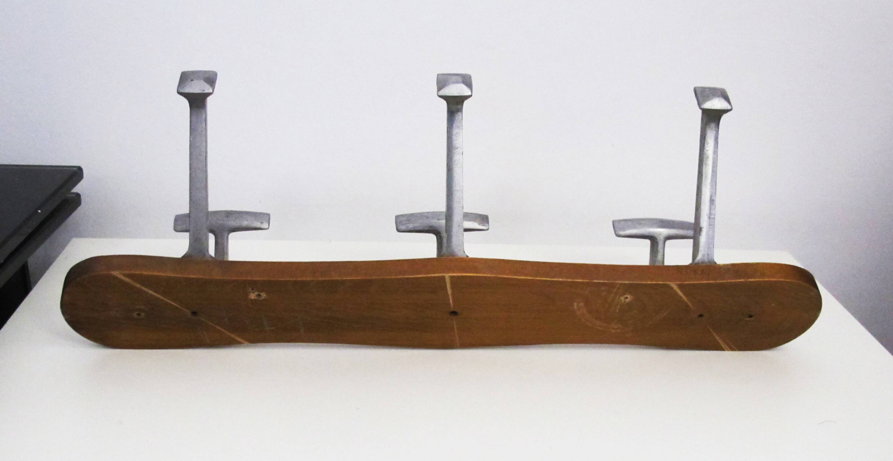 Wall-mounted coat rack in wood and metal with 3 hooks