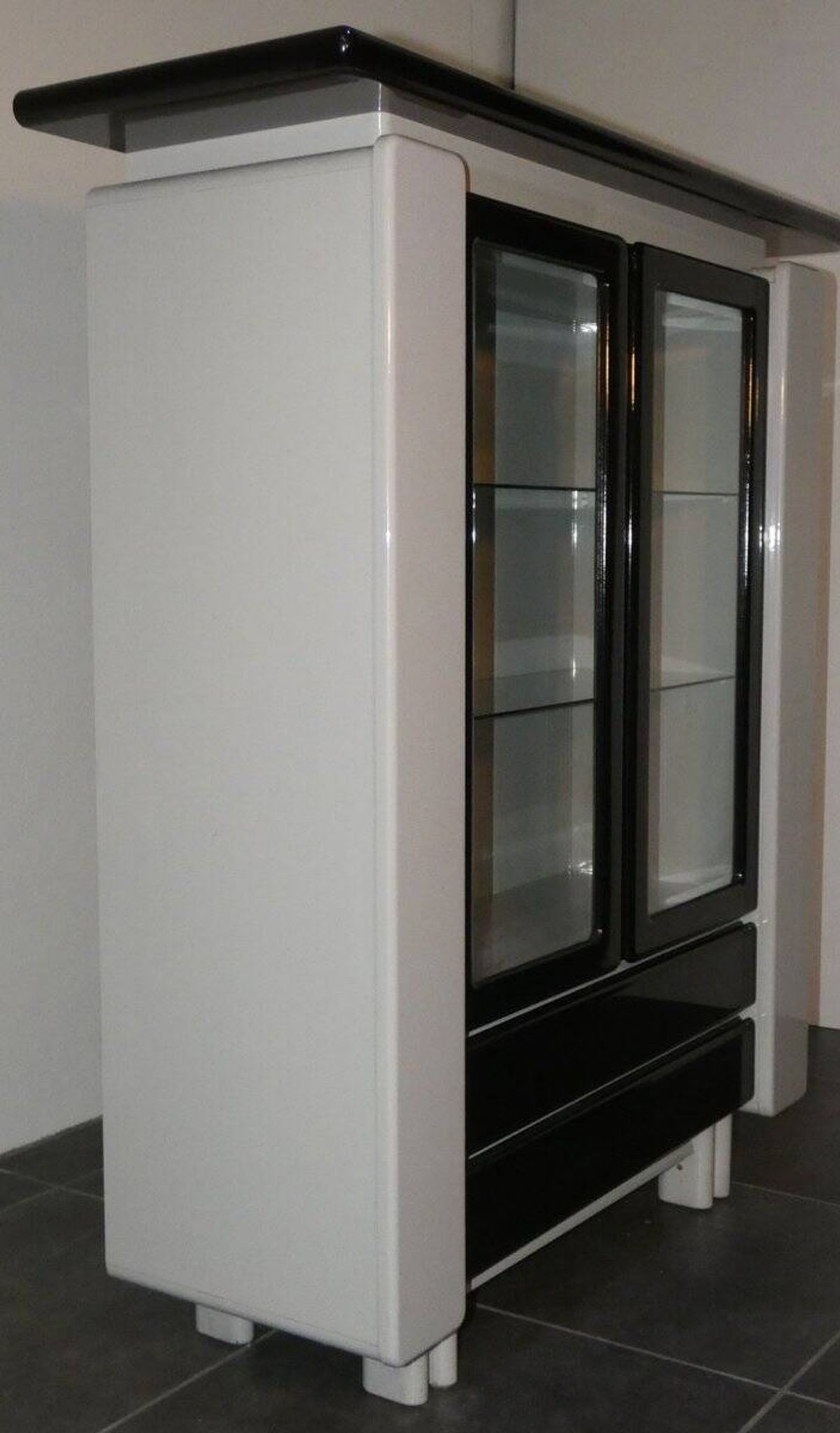 Meuble bar bicolore en bois laqué, Italie, années 80