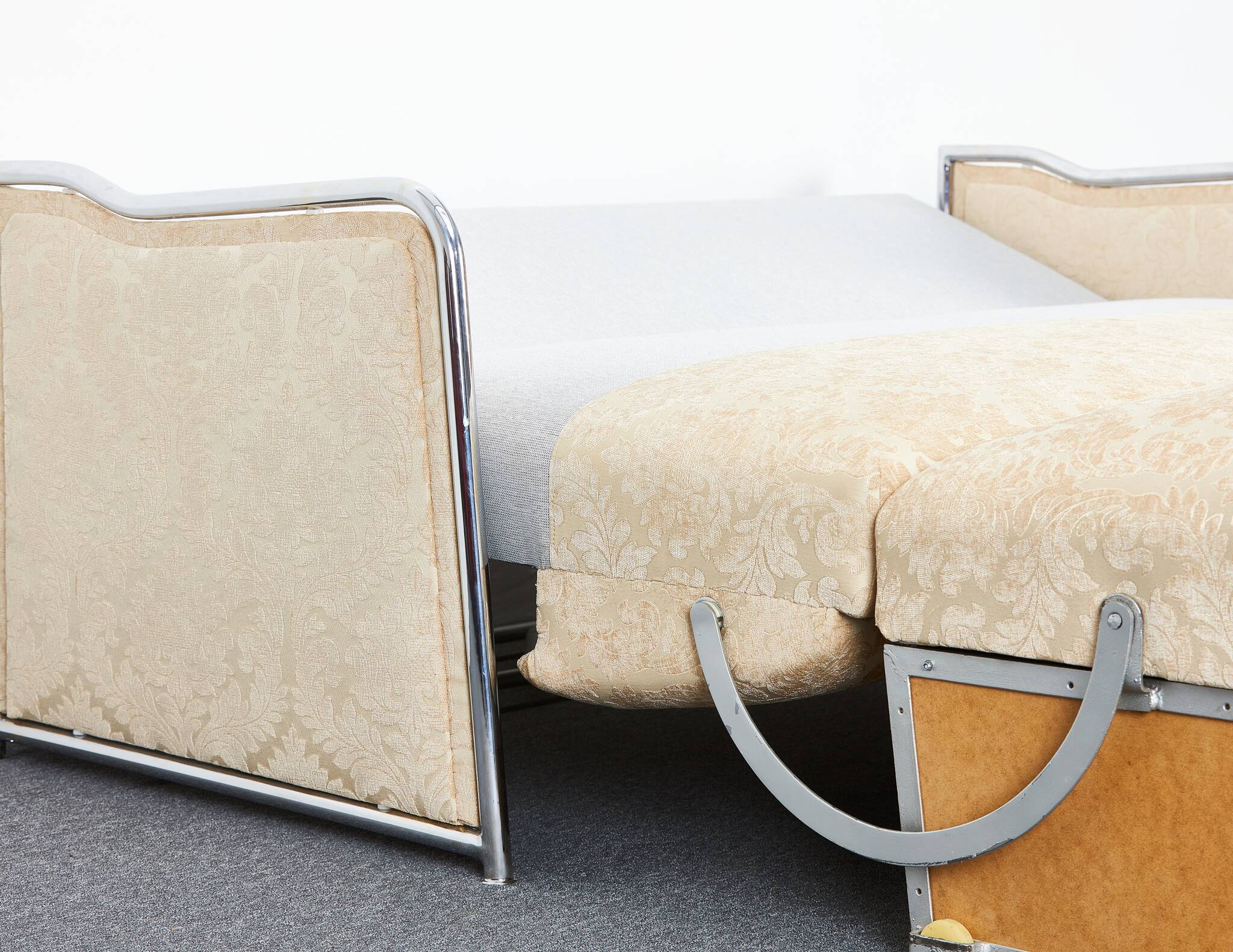 Milieu du siècle. Lit convertible et fauteuils de style Bauhaus par József Peresztegi, Hongrie des années 1950