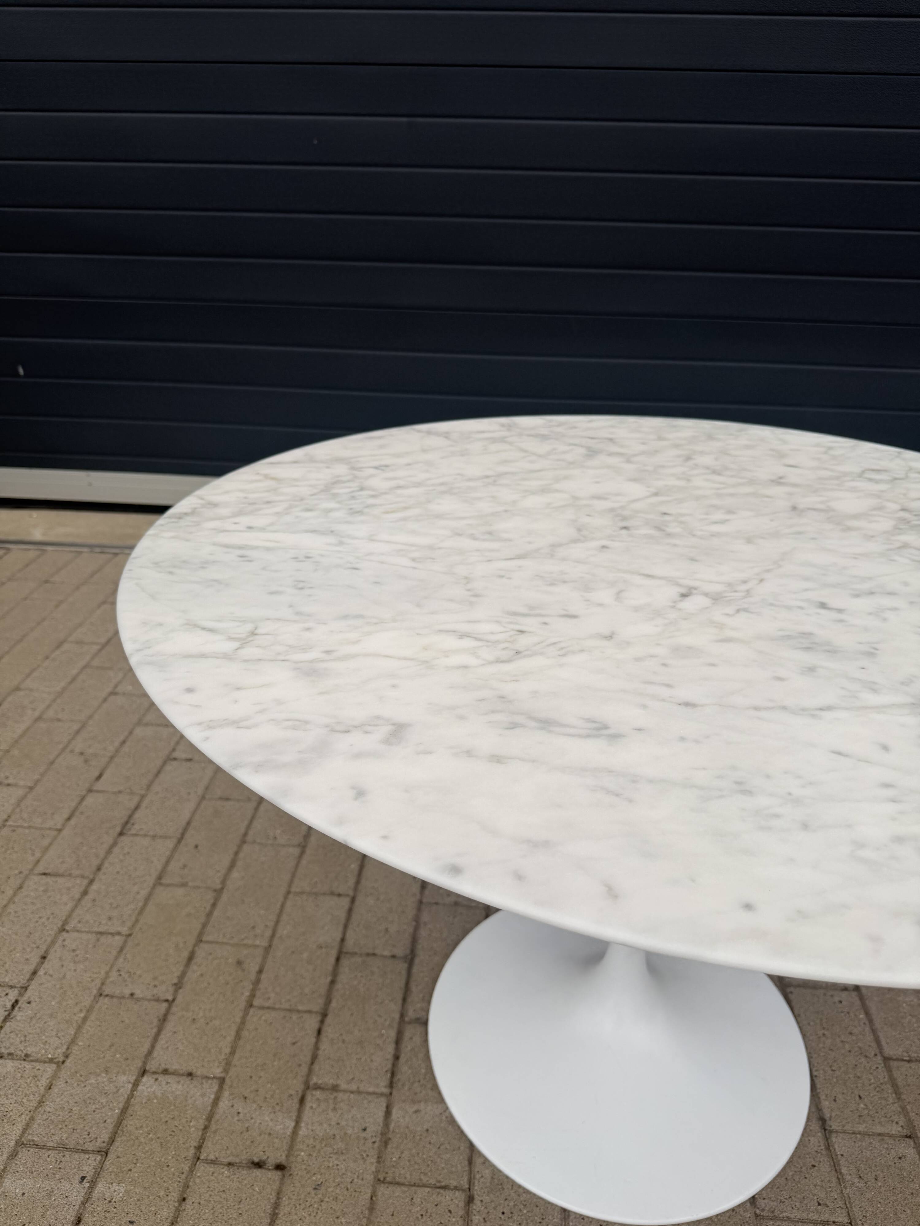 Original round Knoll Tulip dining table (120cm) Arabescato matte LIKE NEW!!