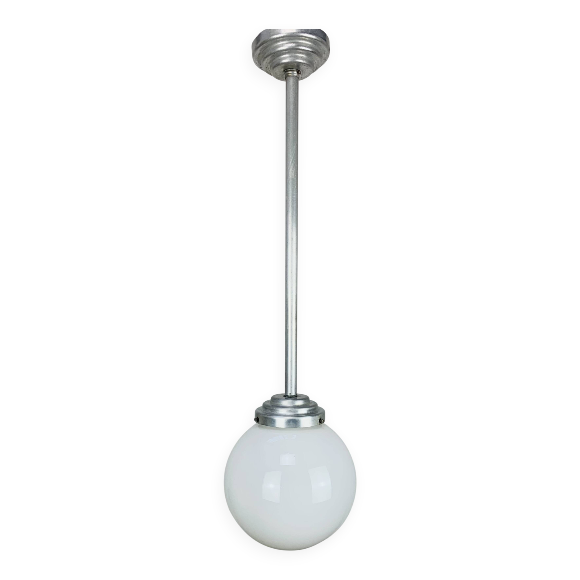 Suspension boule opaline art déco, 1930/1940
