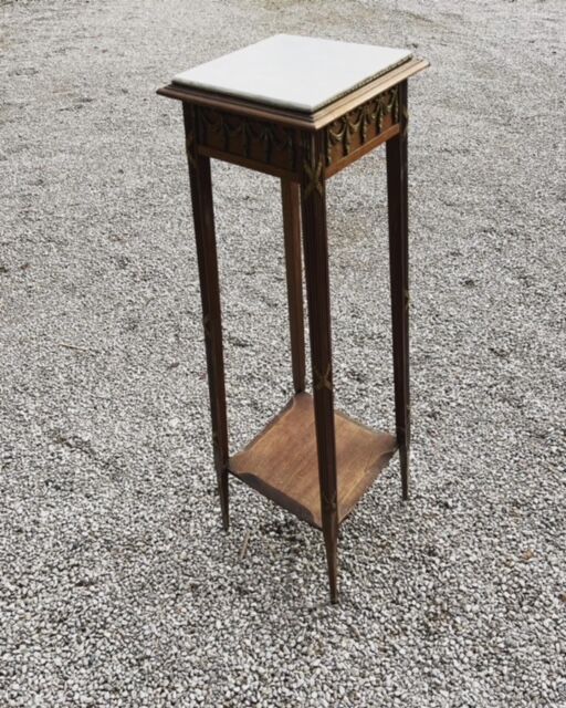 Pedestal table with white marbe top and brass decoration