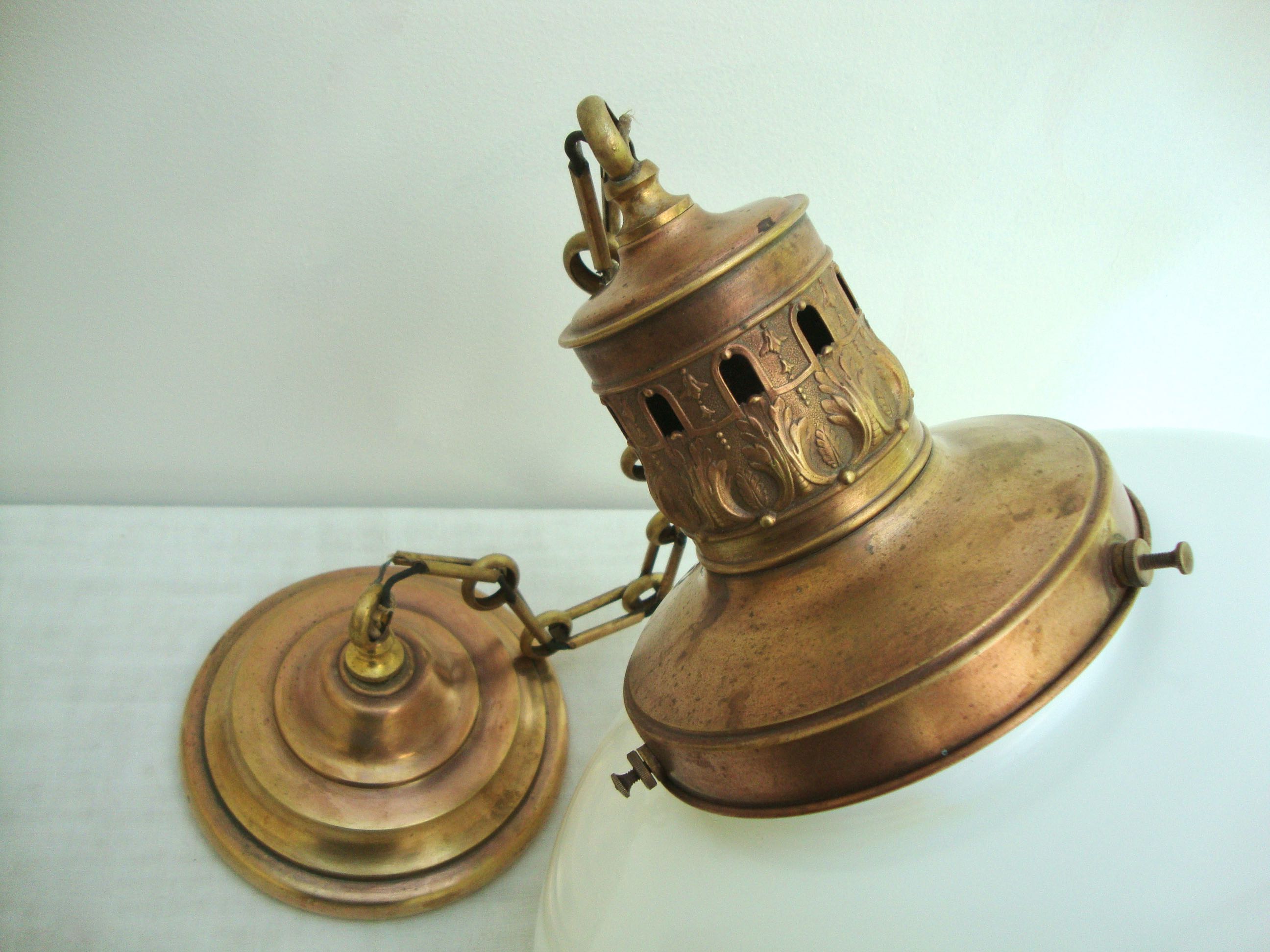 Opaline suspension at the end of the 19th century