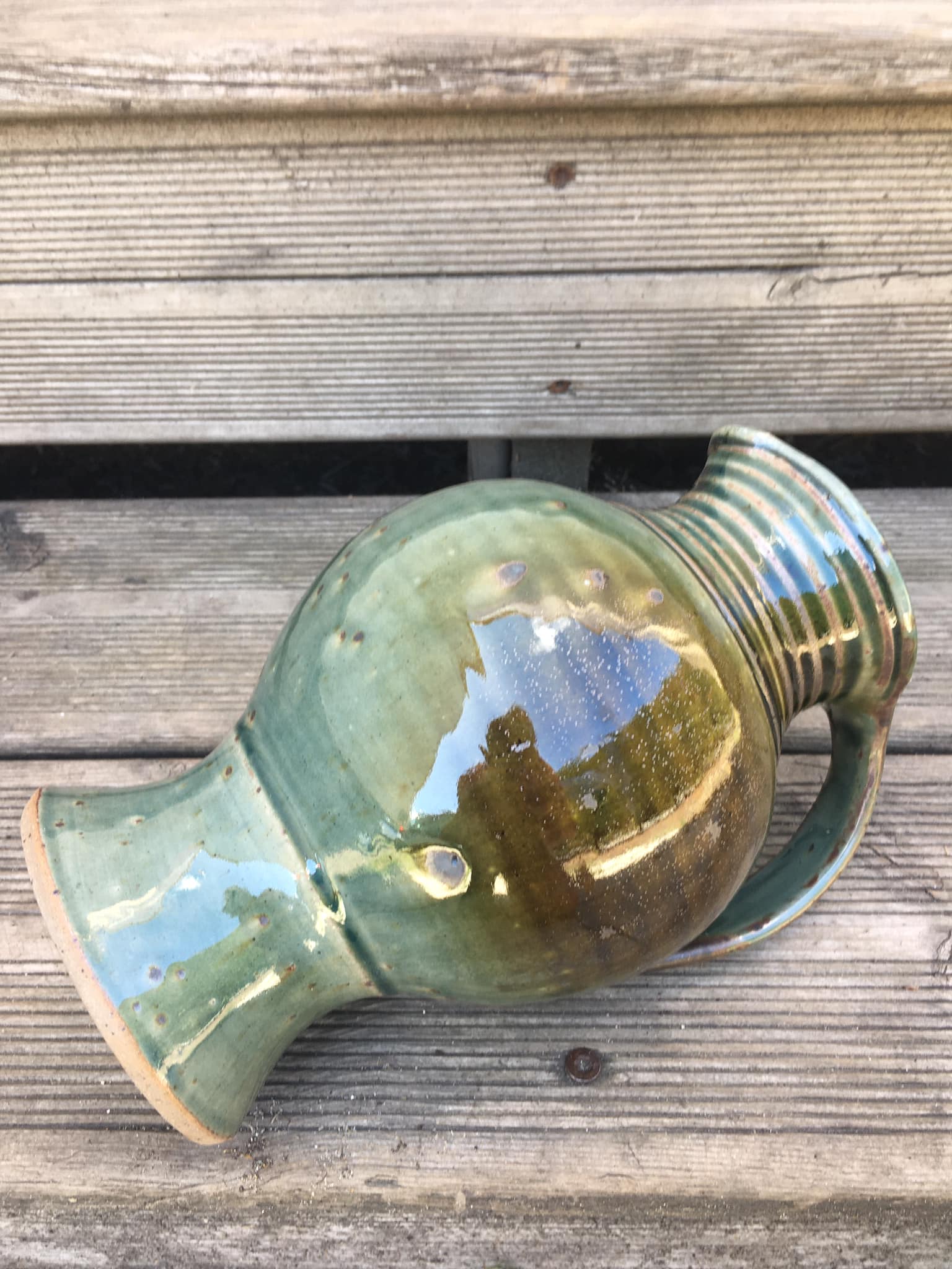 Pichet sur pied en grès vernissé, vert et marron