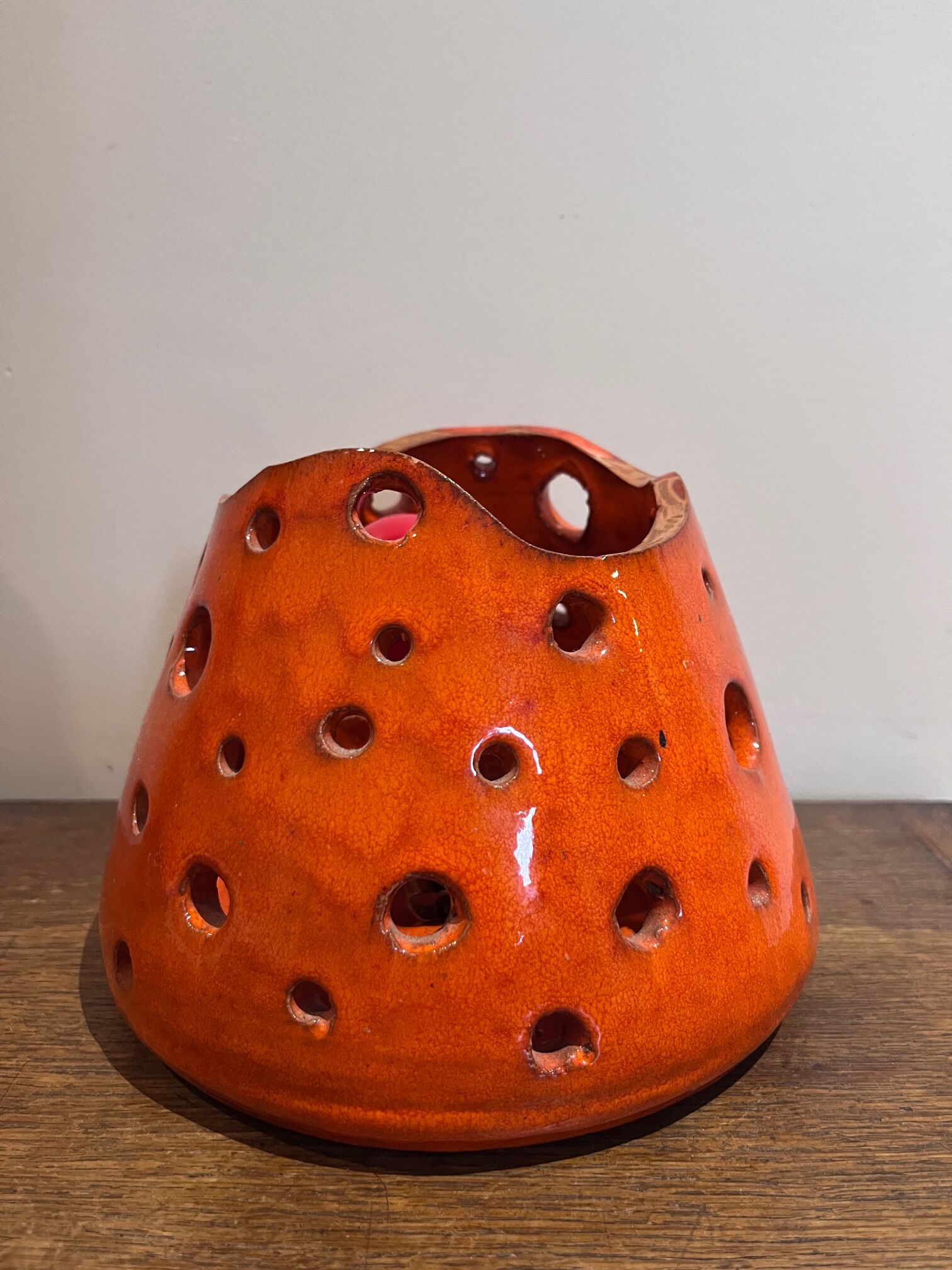 Openwork orange ceramic lamp