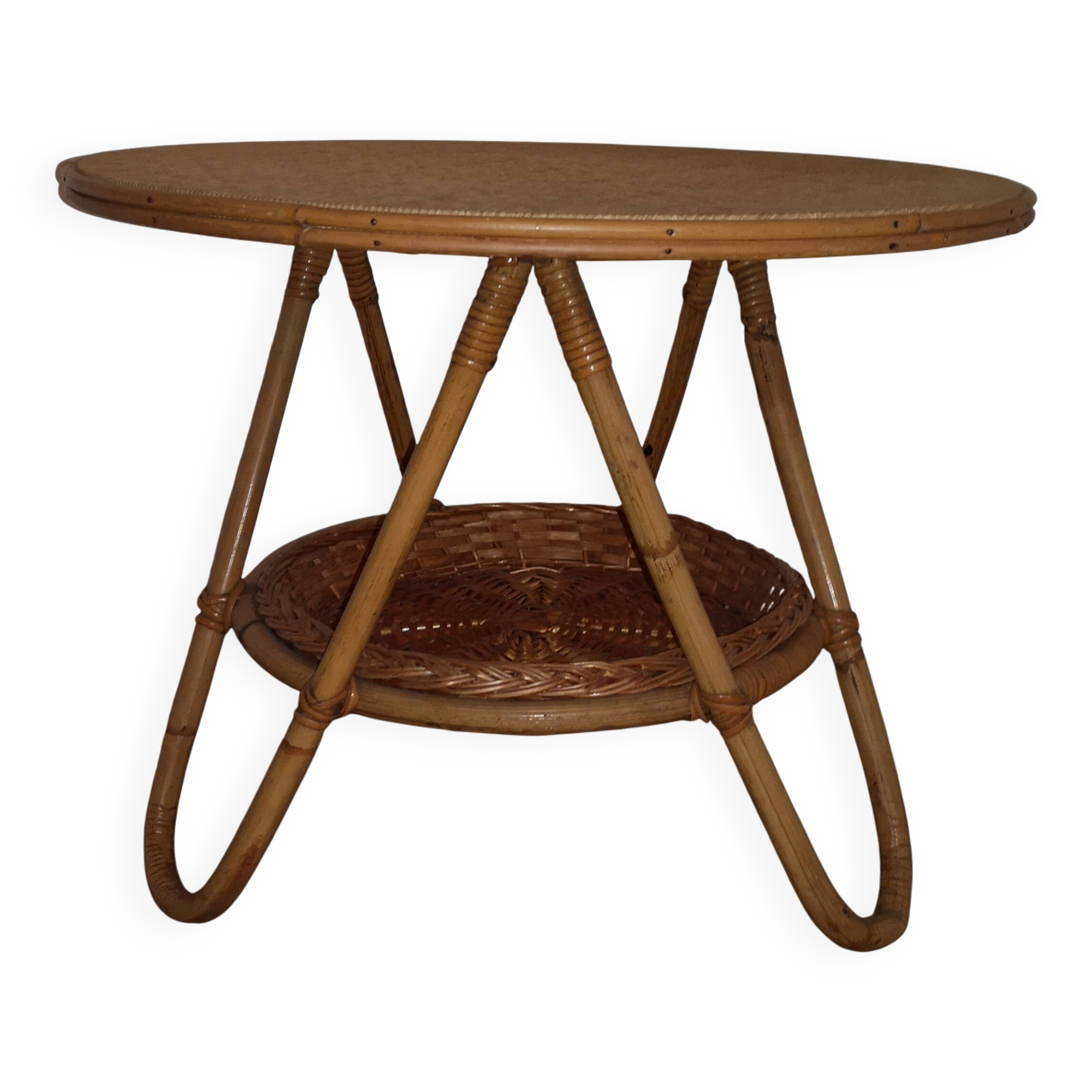 Table basse tripode en bambou dans le goût de Audoux-Minet avec porte-revues, 1950