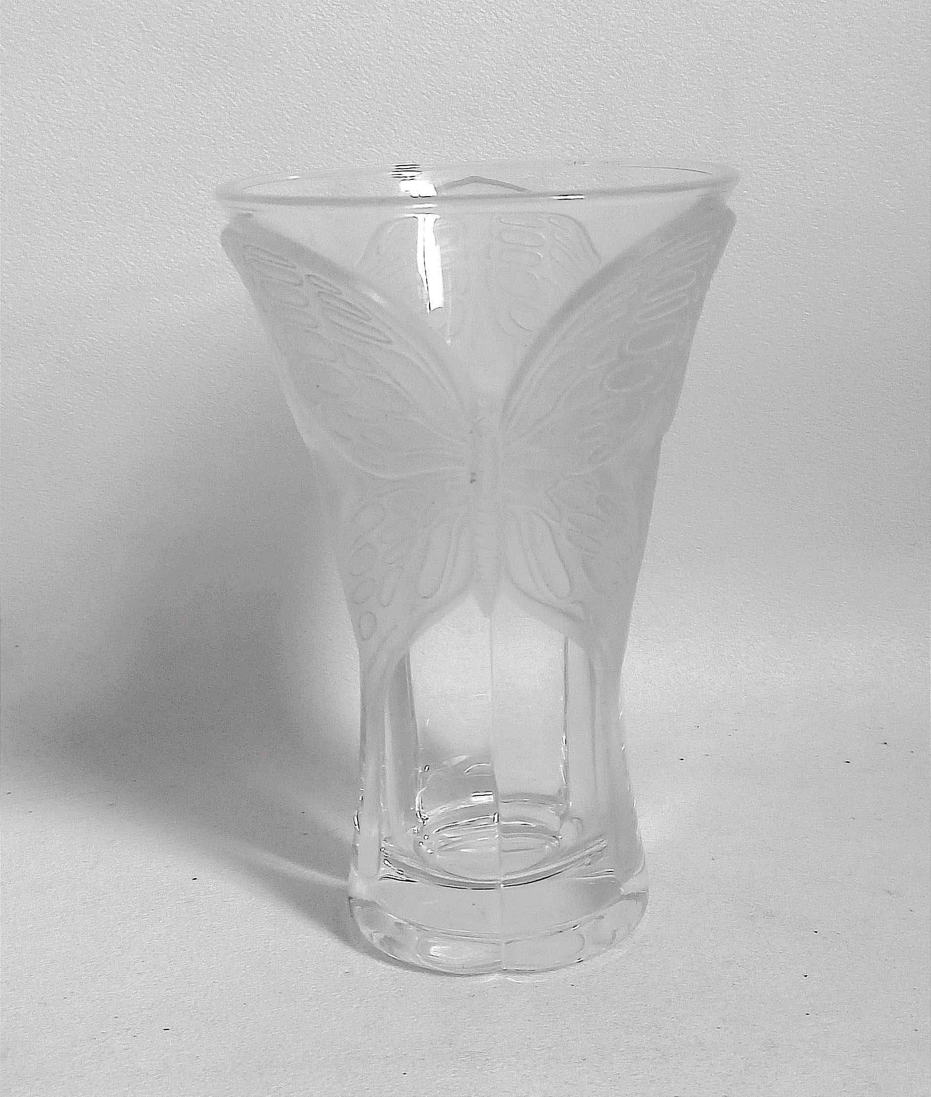Cristal d'Arques vase with frosted glass butterfly relief Height 20 cm