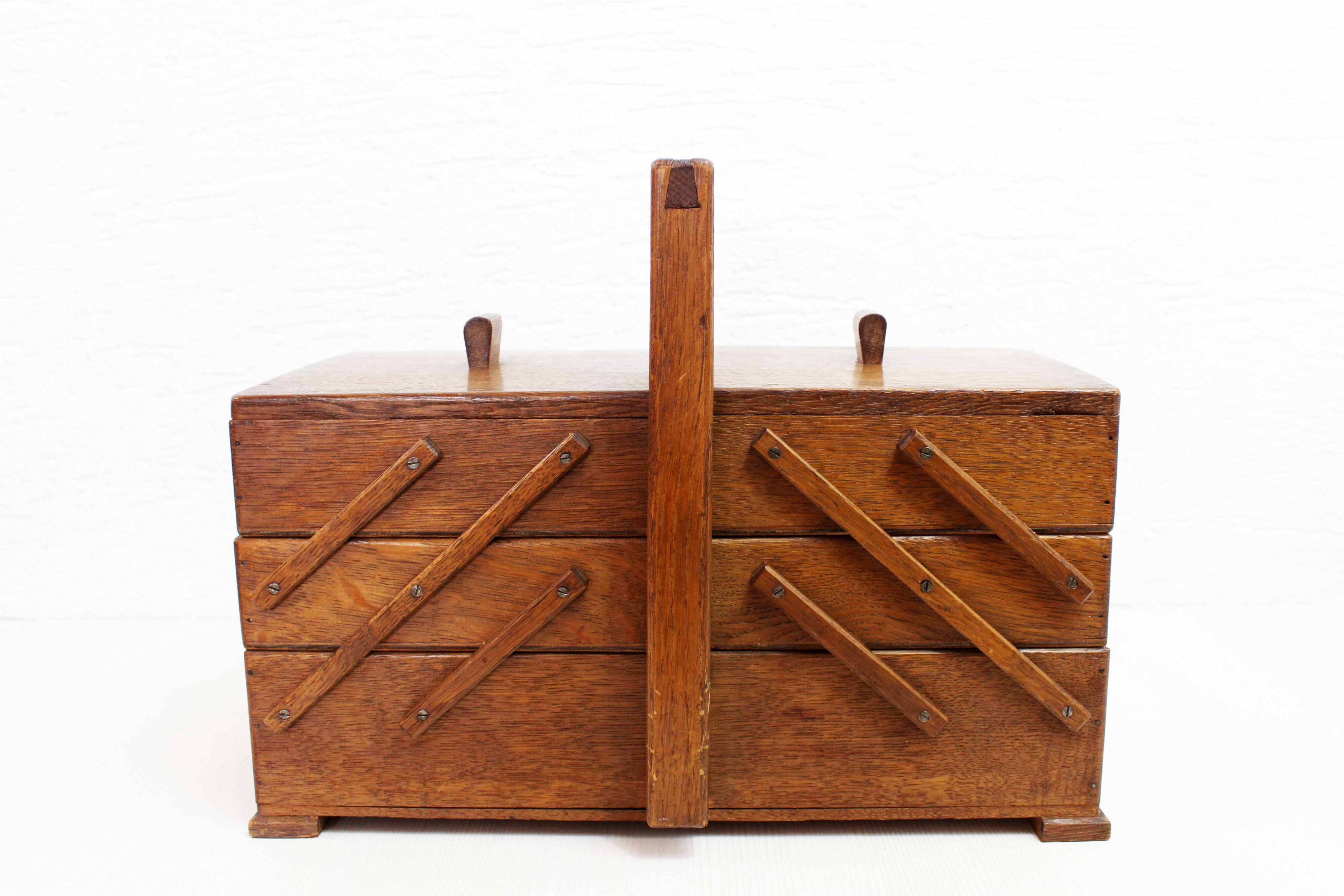 Oak table worker 1960