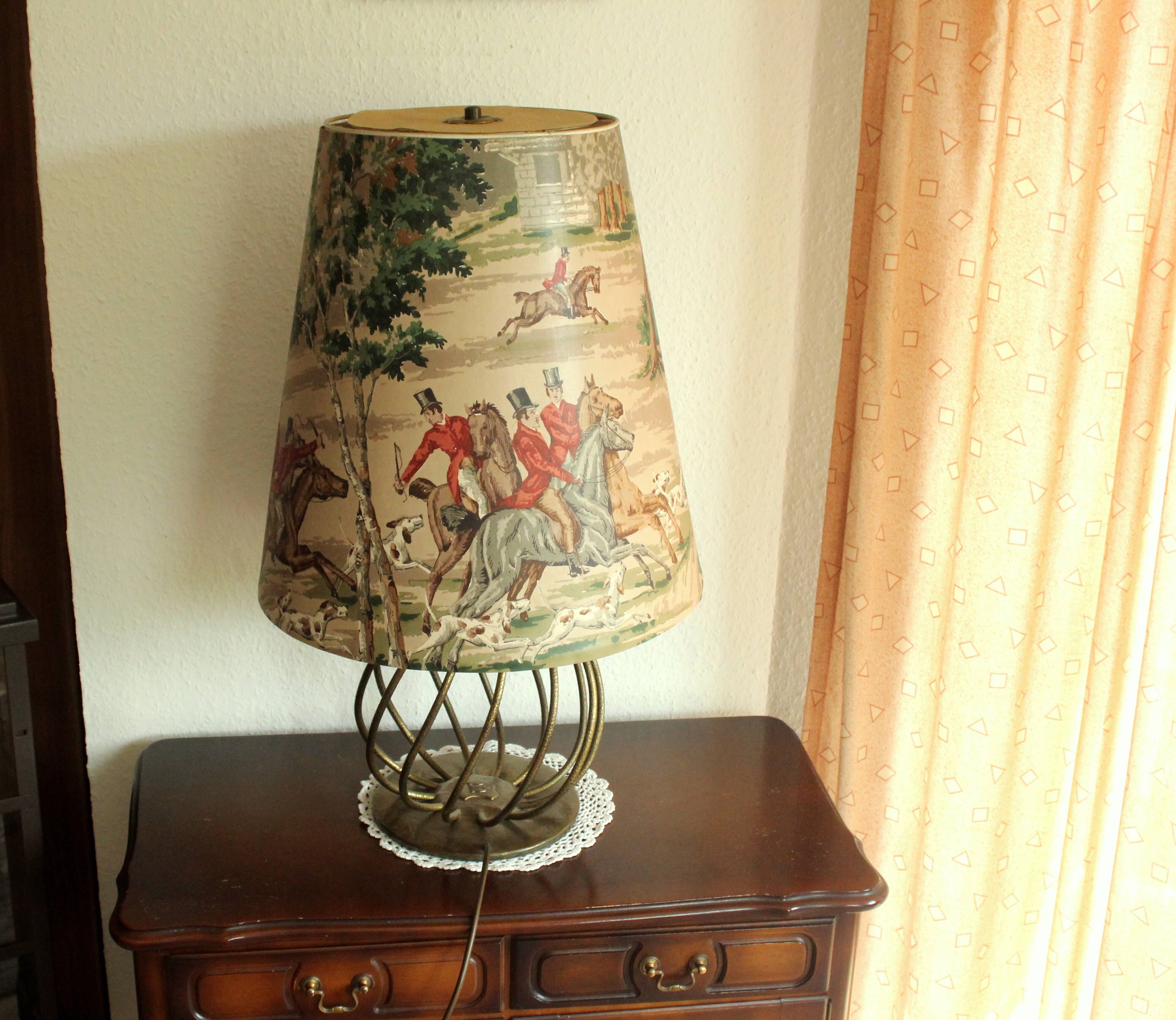 Lampe de table sur pied en laiton avec motifs de chasse sur l'abat-jour, Vintage