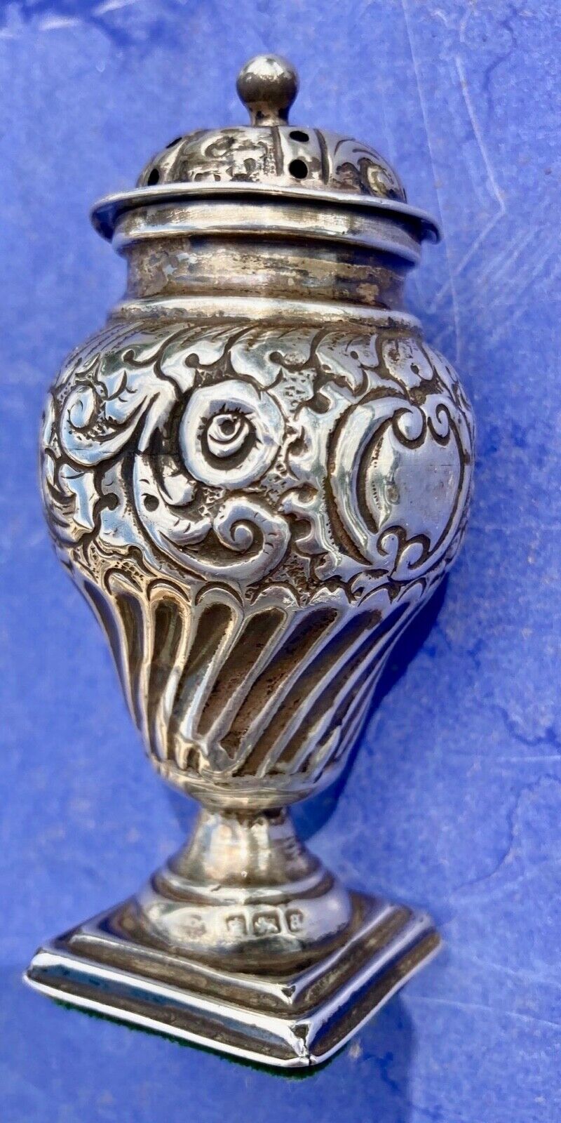 Pepper or salt shaker in sterling silver - English hallmark