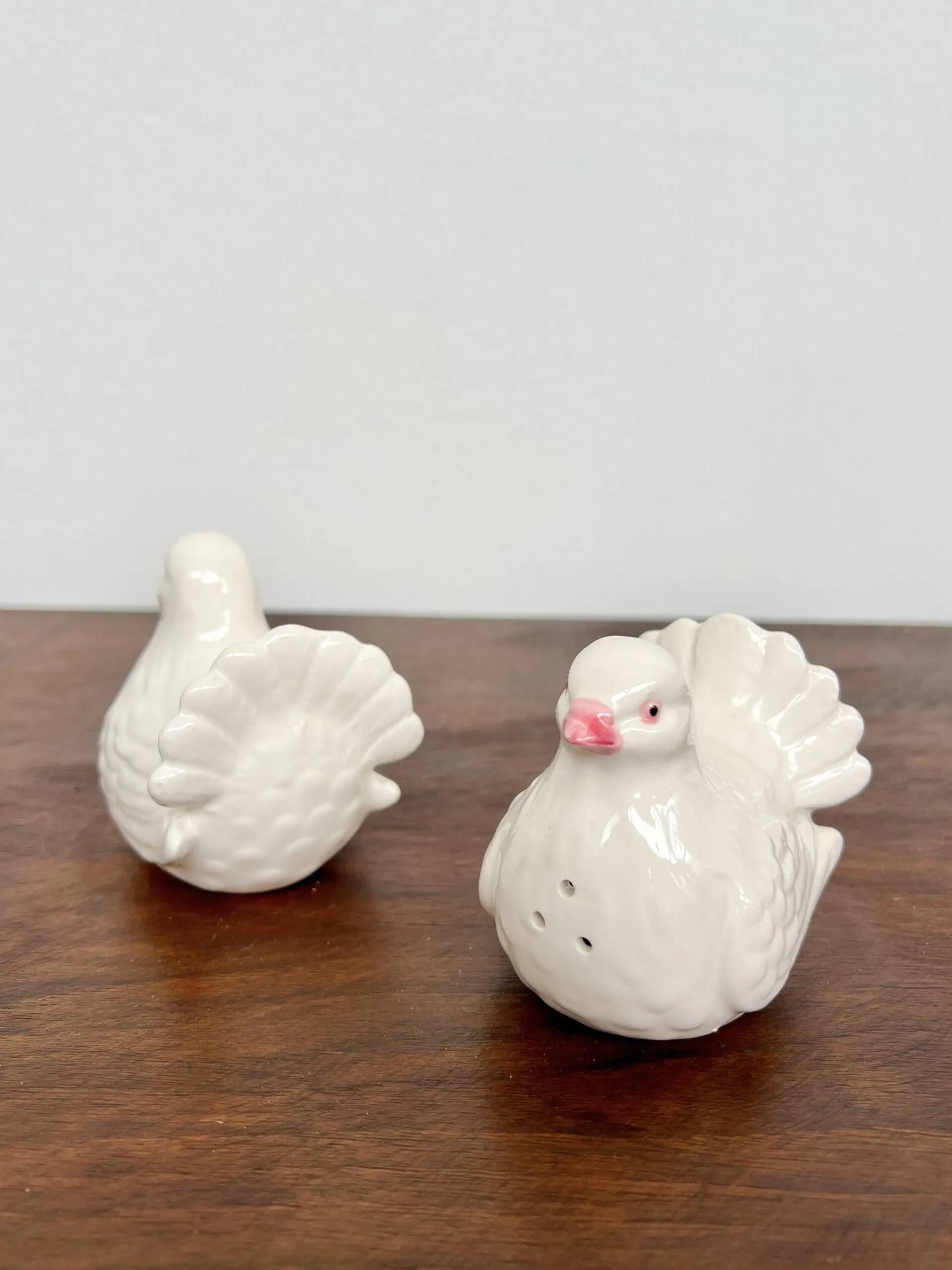 Ceramic salt and pepper set in white doves