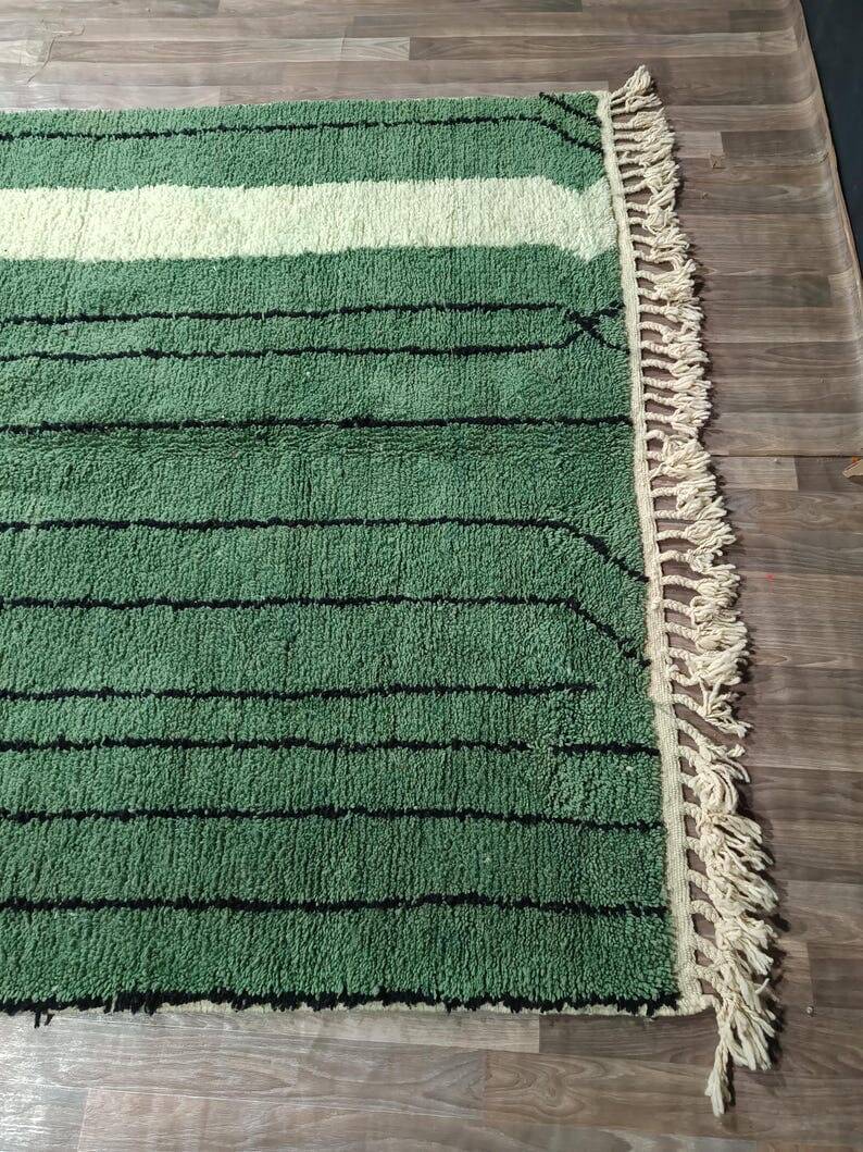 Traditional pure wool rug from Oued Zam, size 150 x 250 cm.