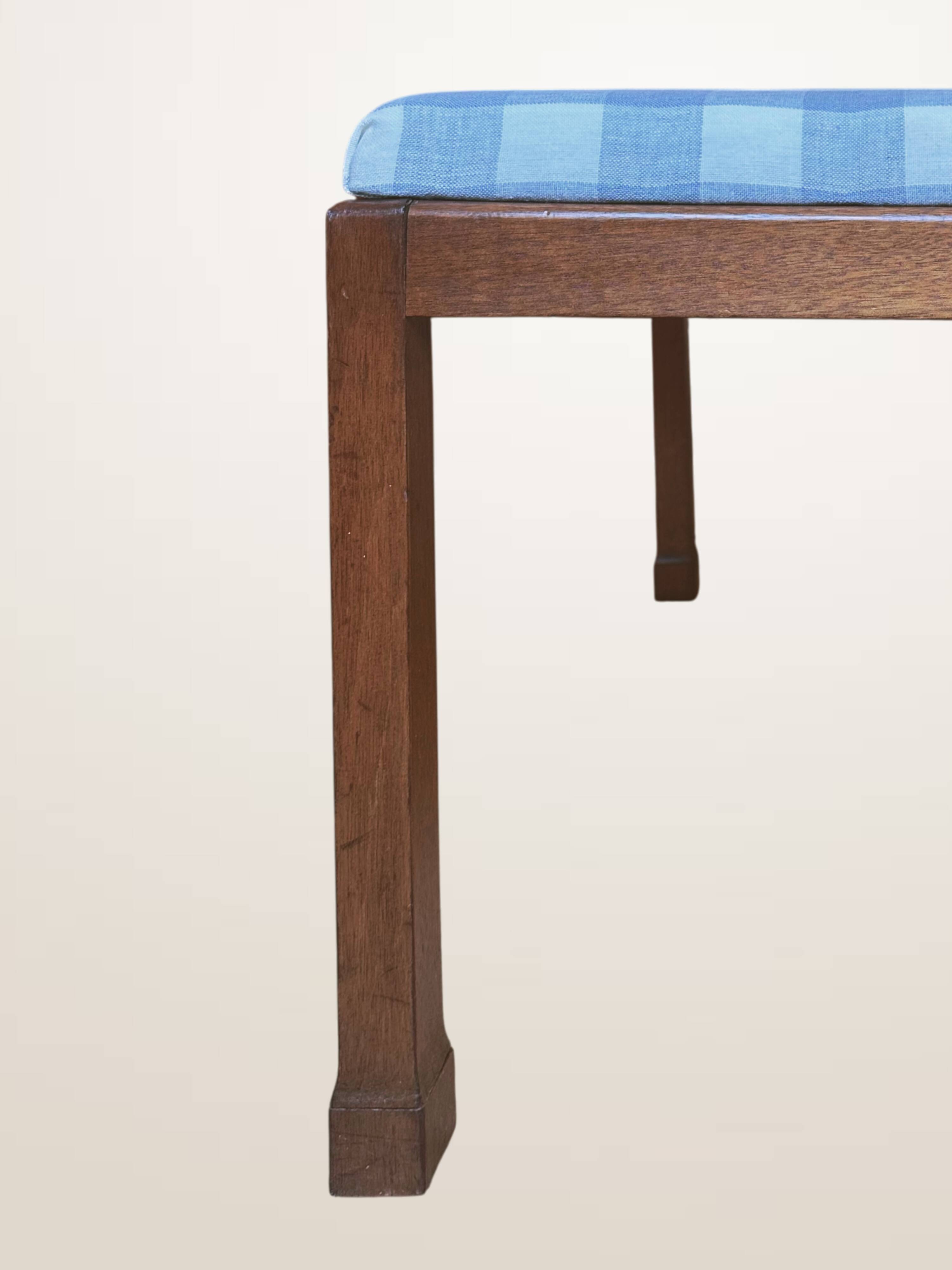 Ottoman coffee table in wood and gingham fabric.