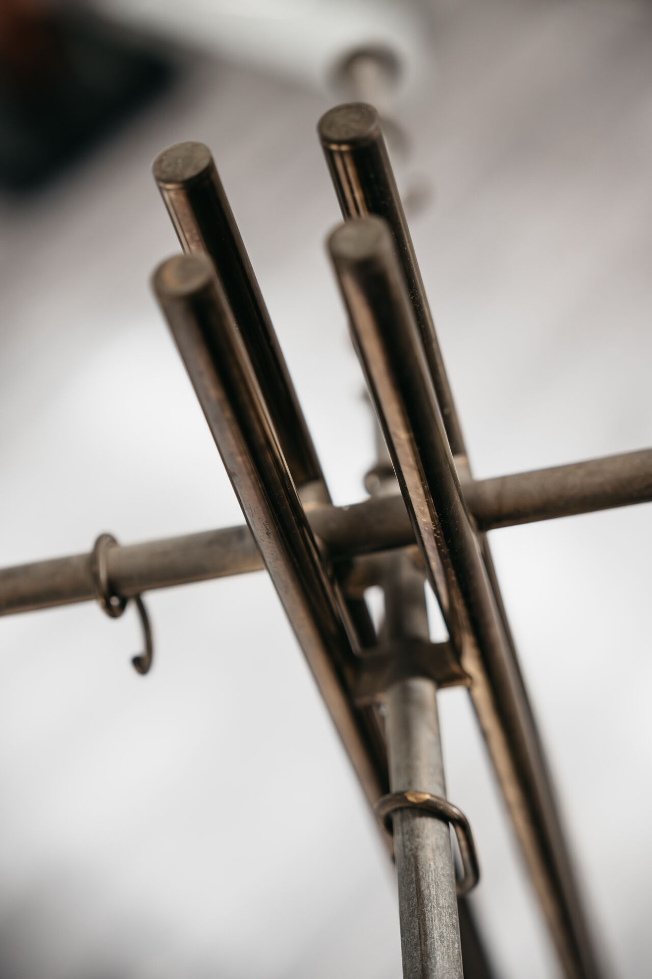 Porte-manteau moderniste en marbre et laiton Renato Zevi Metalarte