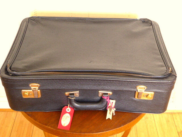Vintage suitcases Mother & Daughter