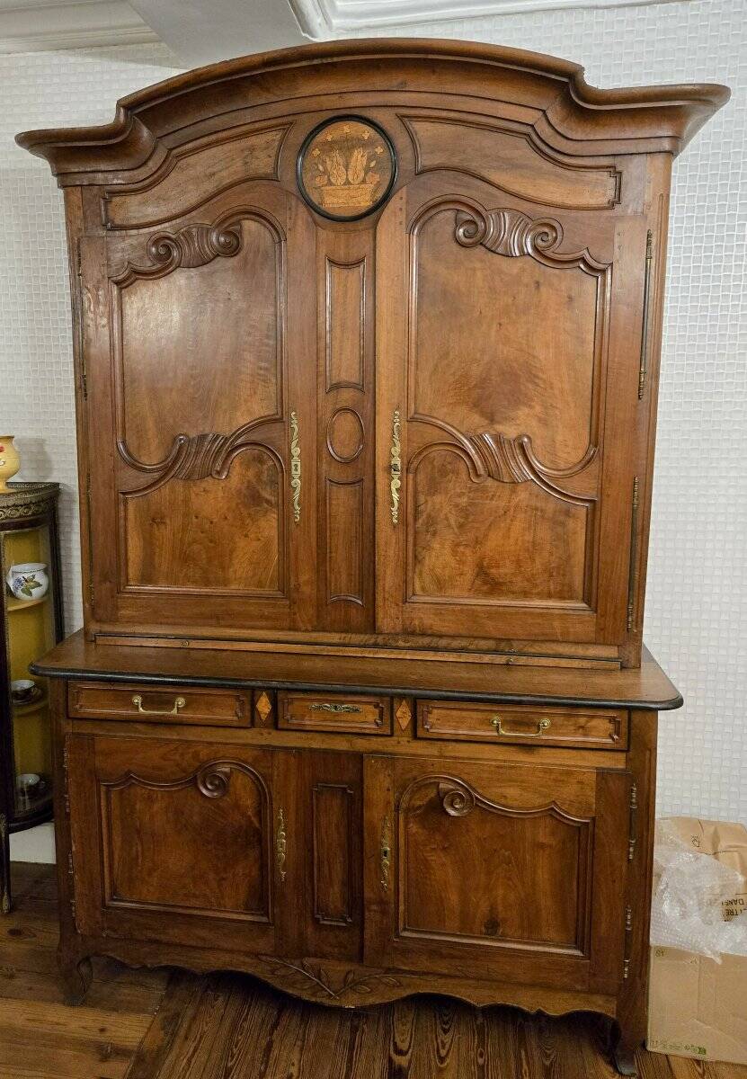 Buffet deux corps Louis XV Charolais en noyer, d’époque XVIIIᵉ si