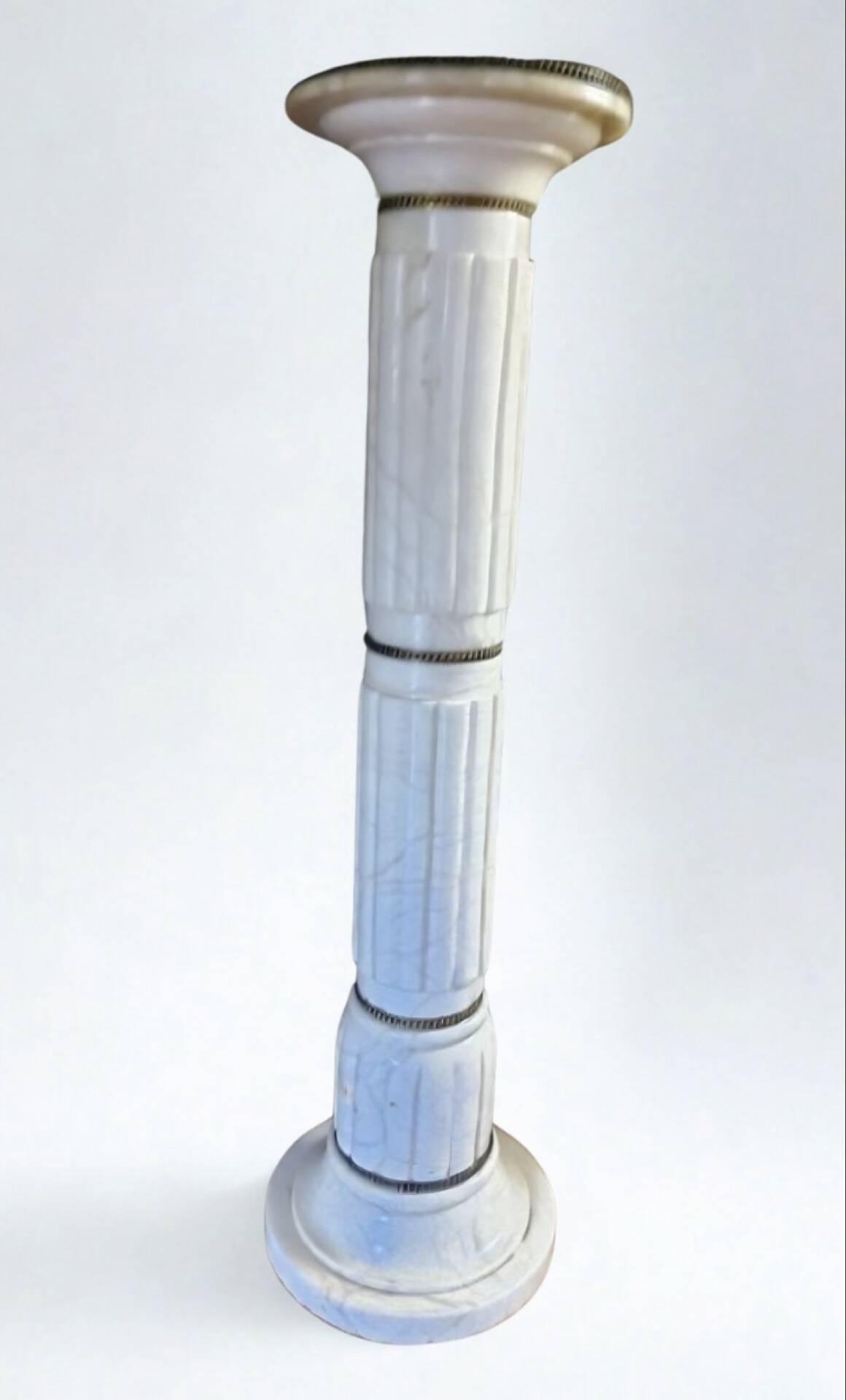 Column, pedestal in alabaster and bronze with antique inspiration.