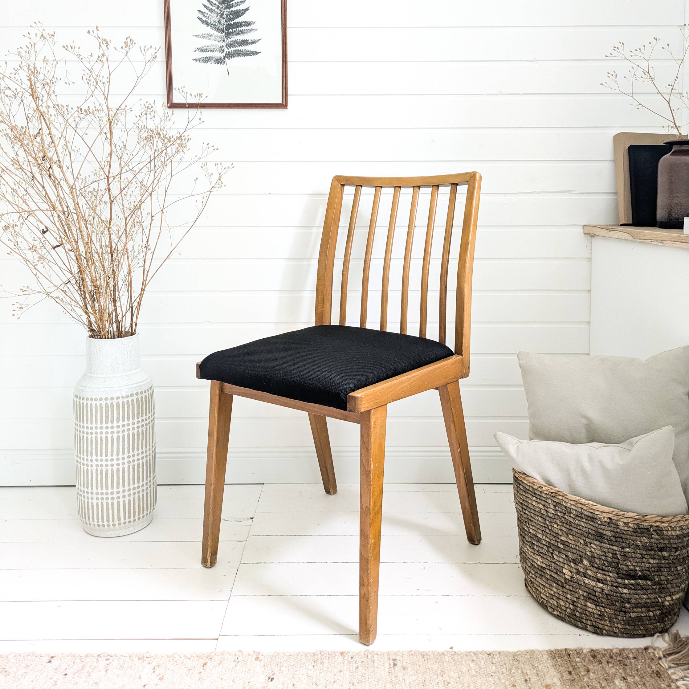 Chaise vintage Mid-Century à barreaux en bois massif avec assise à ressorts