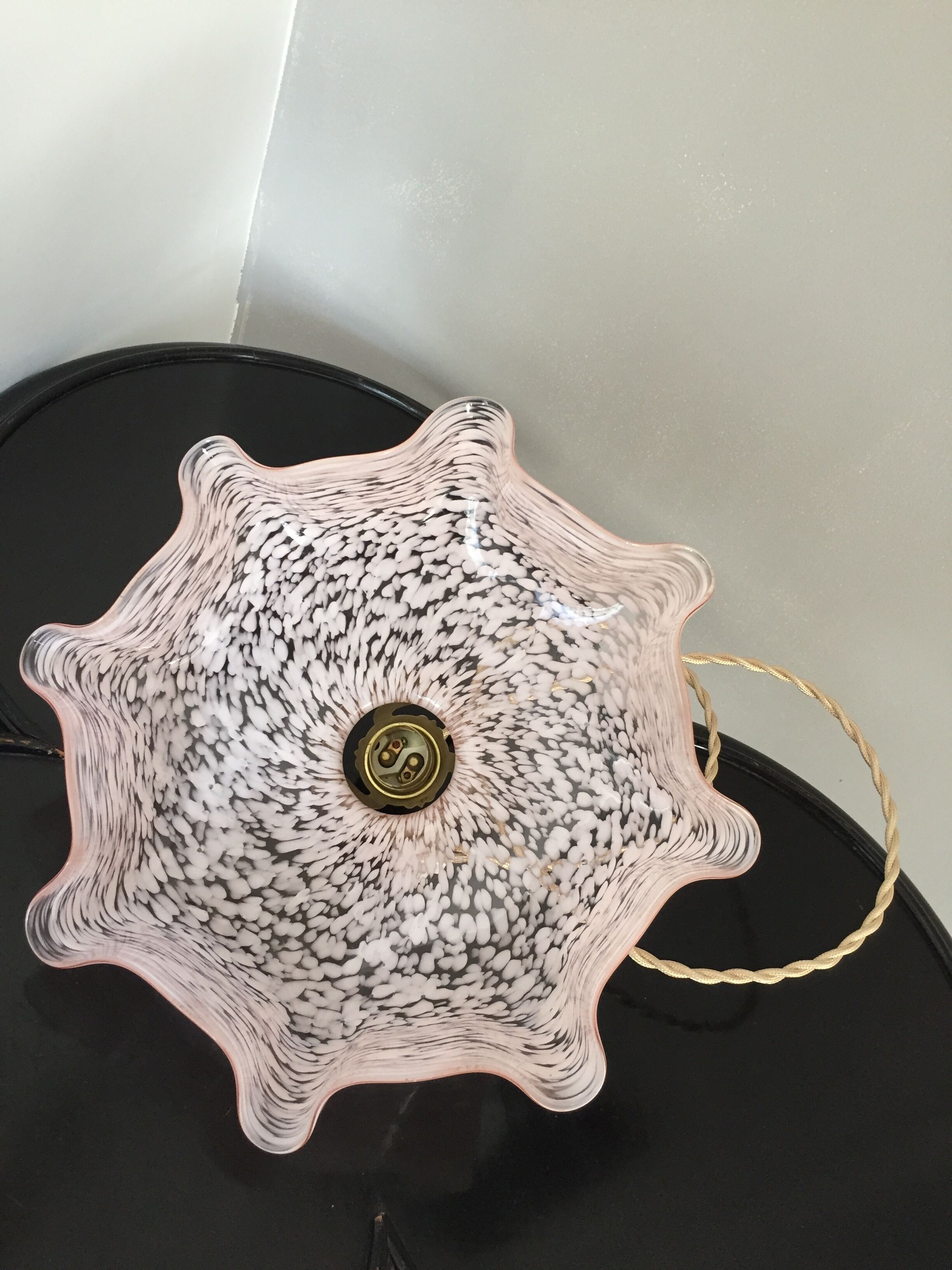 Suspension vintage opaline rose mouchetée et laiton