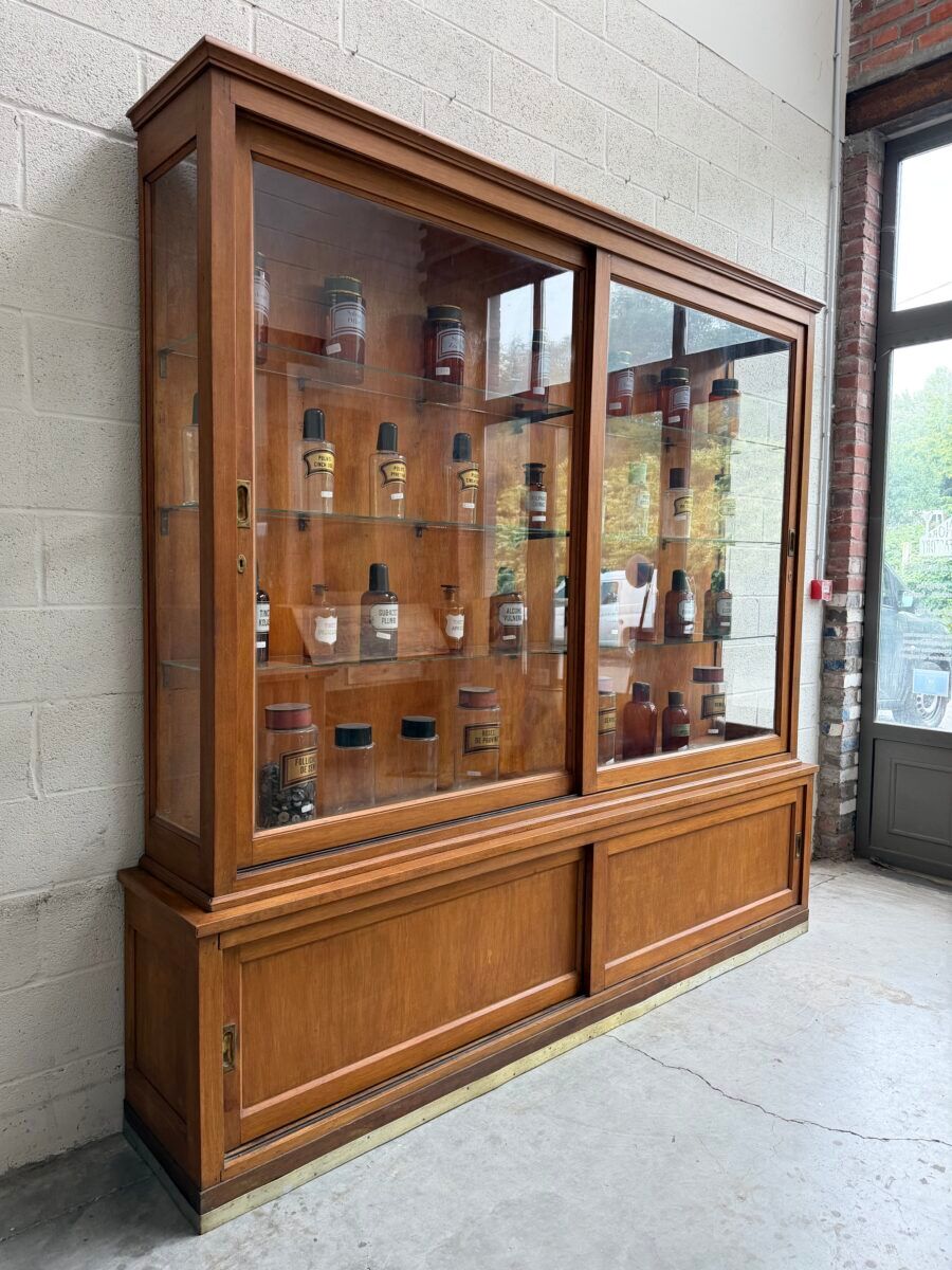 Ancienne vitrine de pharmacie