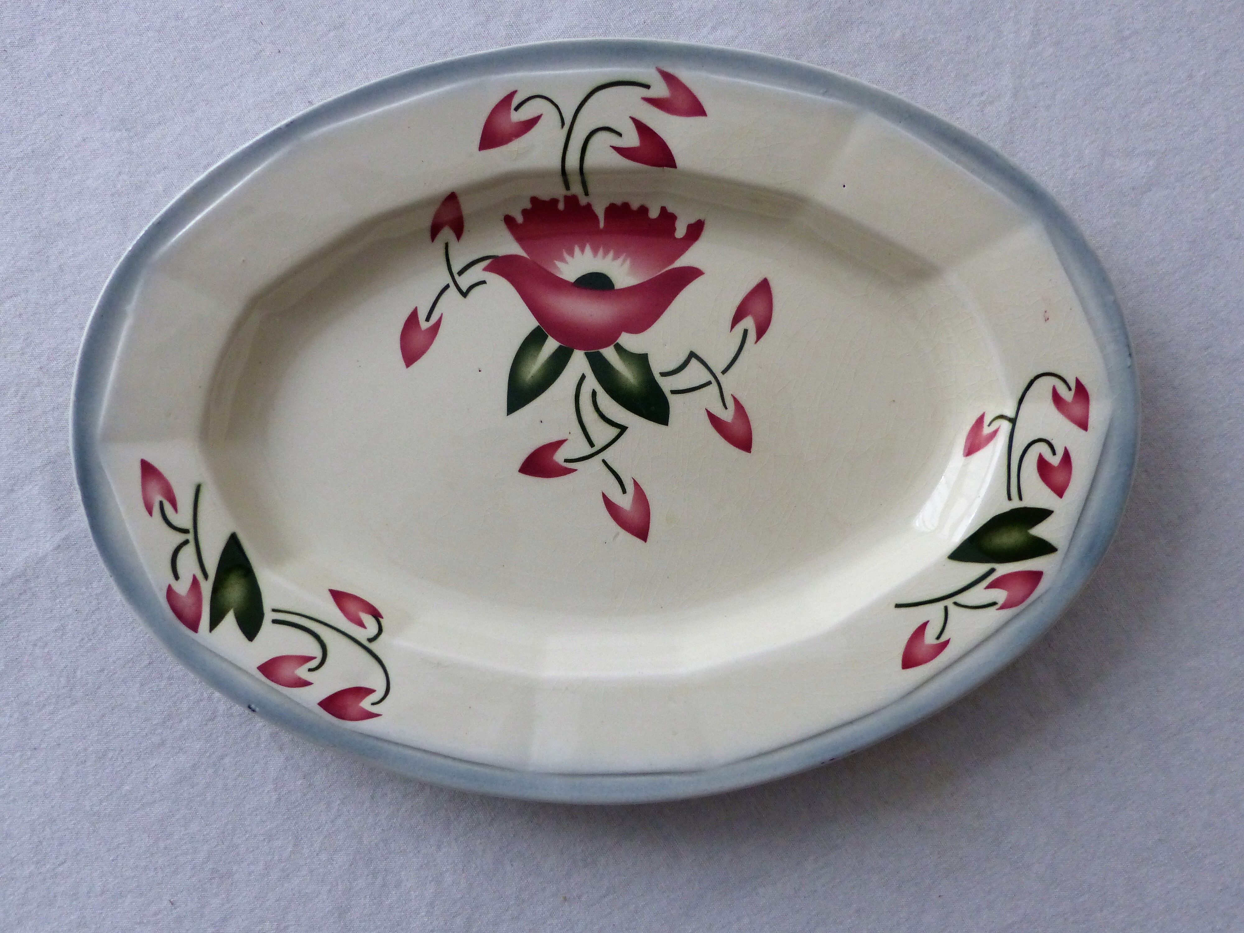 Serving dish in opaque porcelain