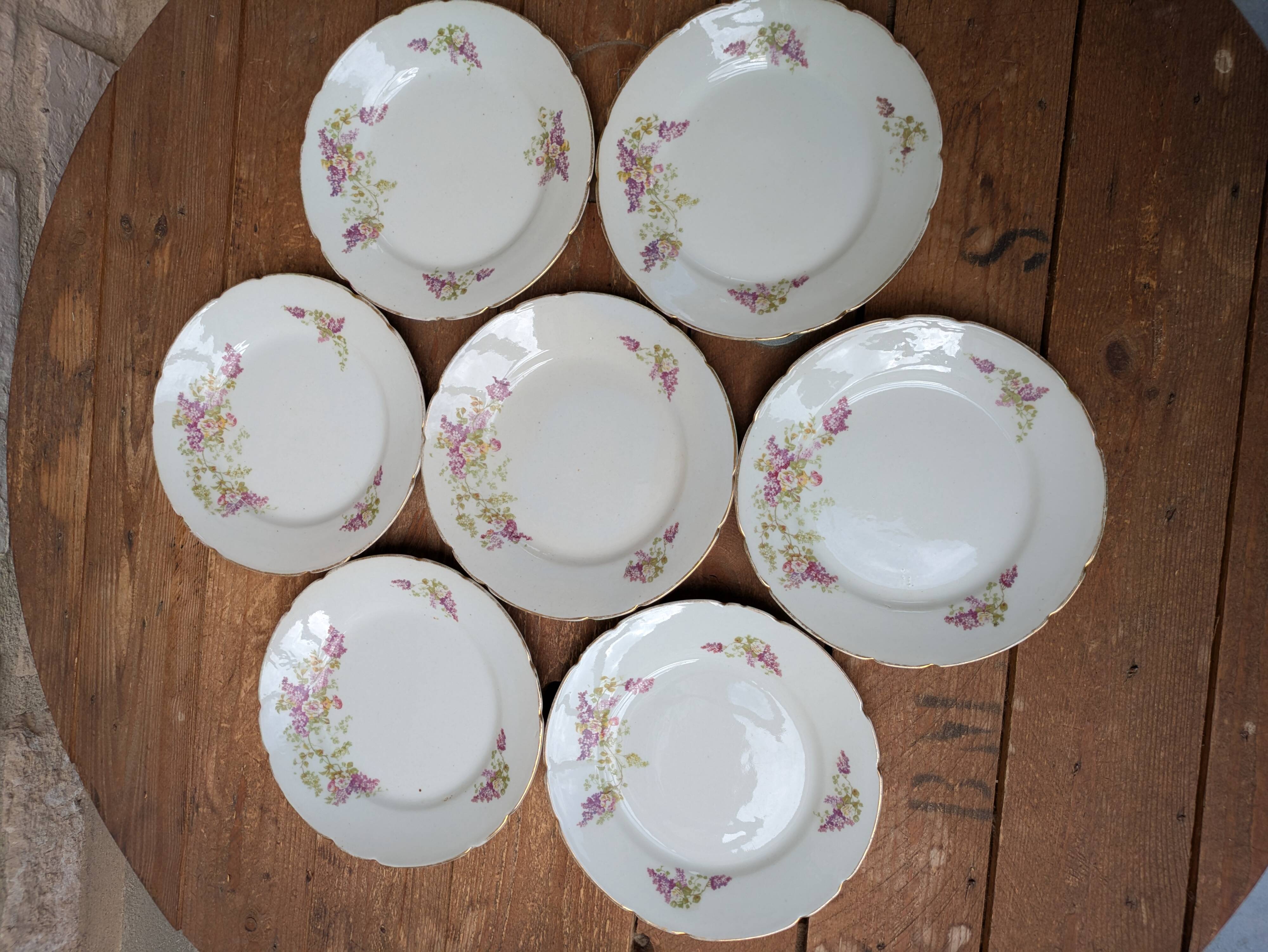 7 dessert plates in porcelain with a violet lilac design and a gold rim.