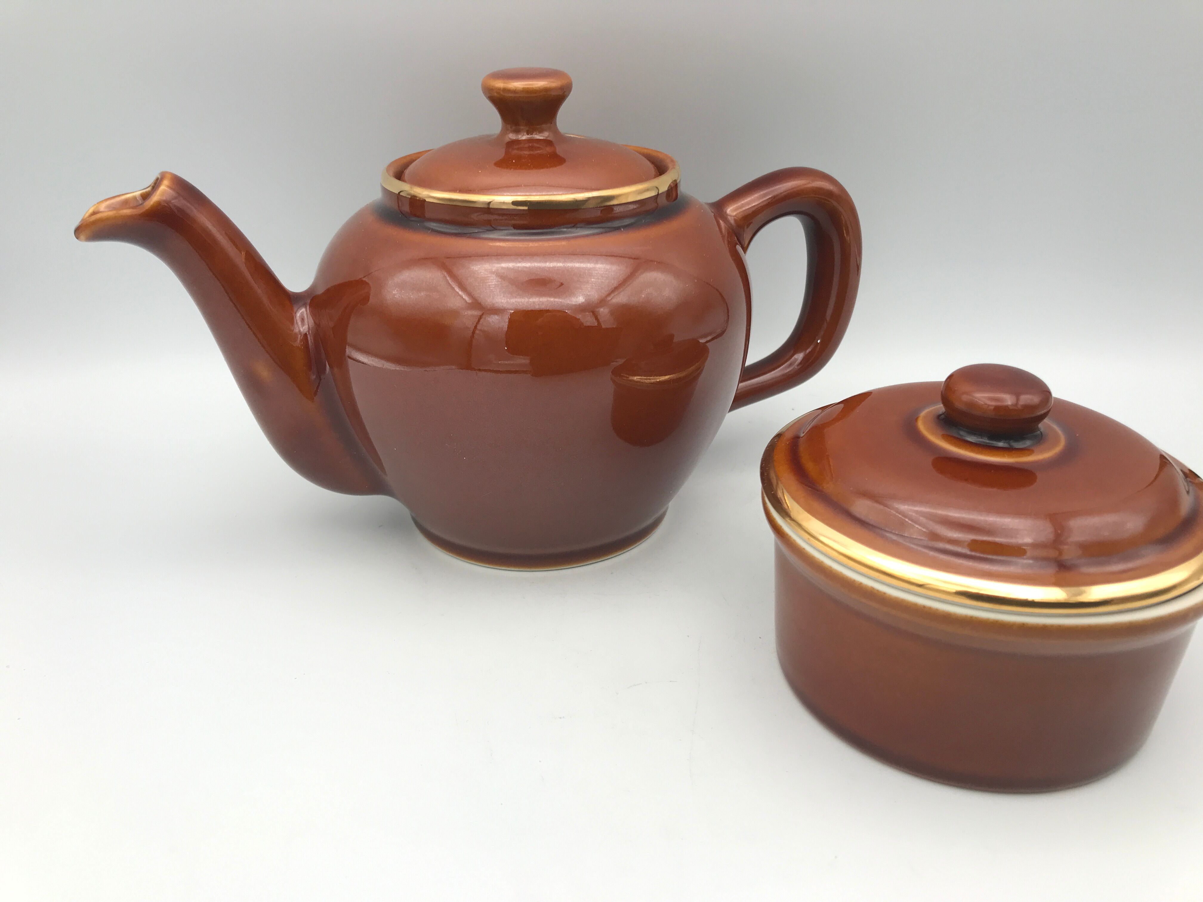 Teapot AND sugarpot