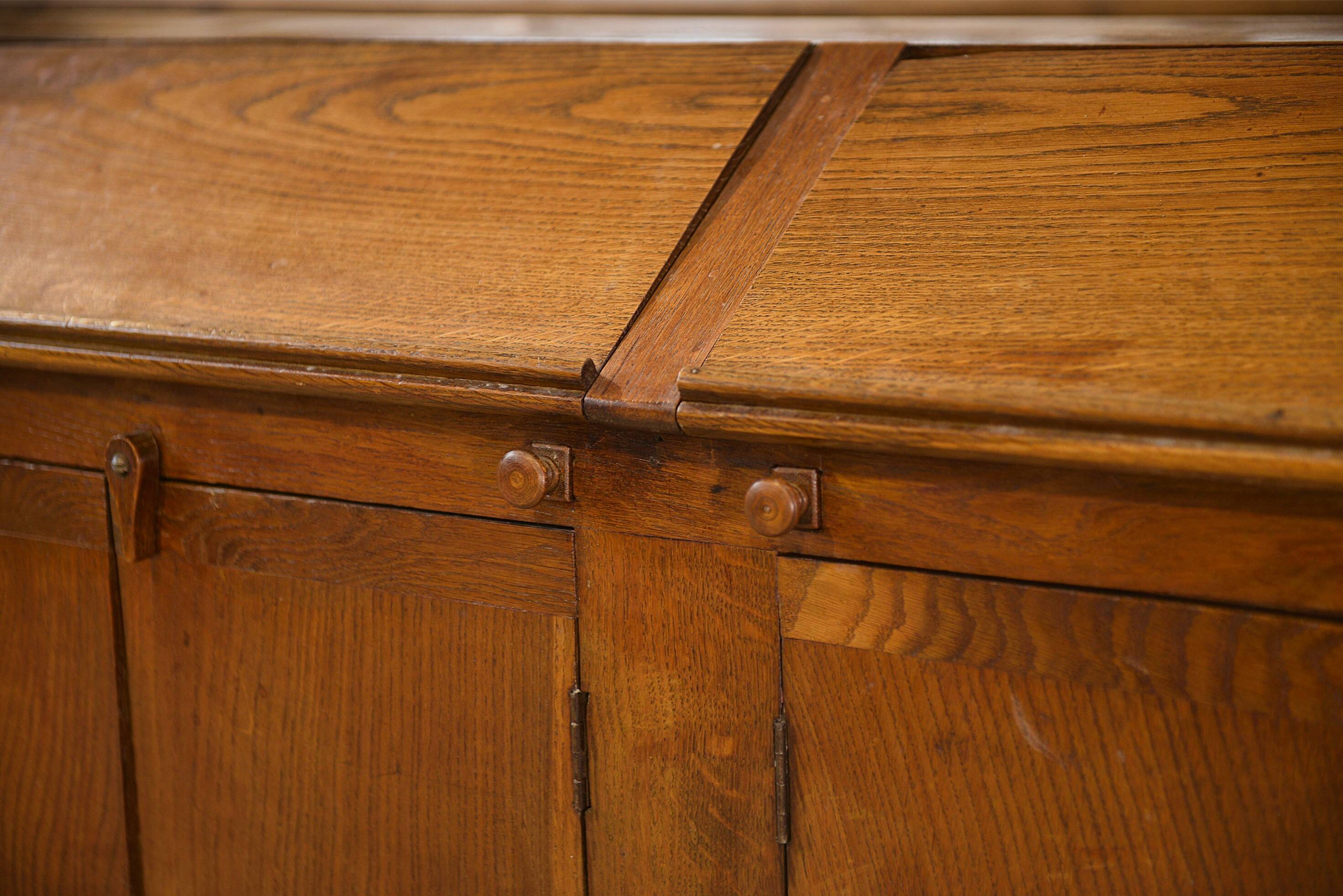 Grocer's counter / workshop furniture in solid oak from the 1920s