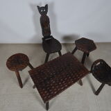 Ensemble de tabourets tripodes et table basse brutaliste