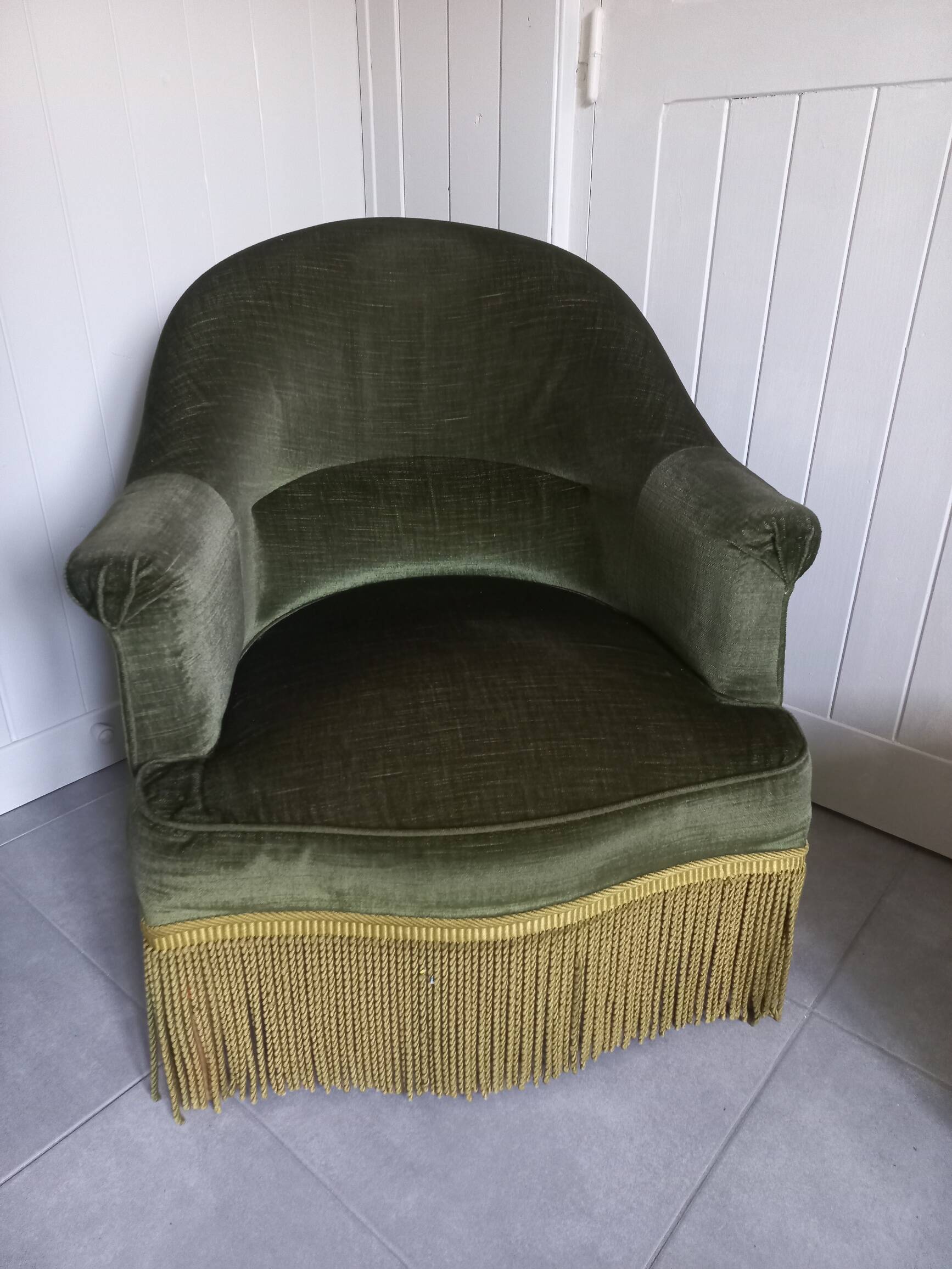 Green velvet toad armchair