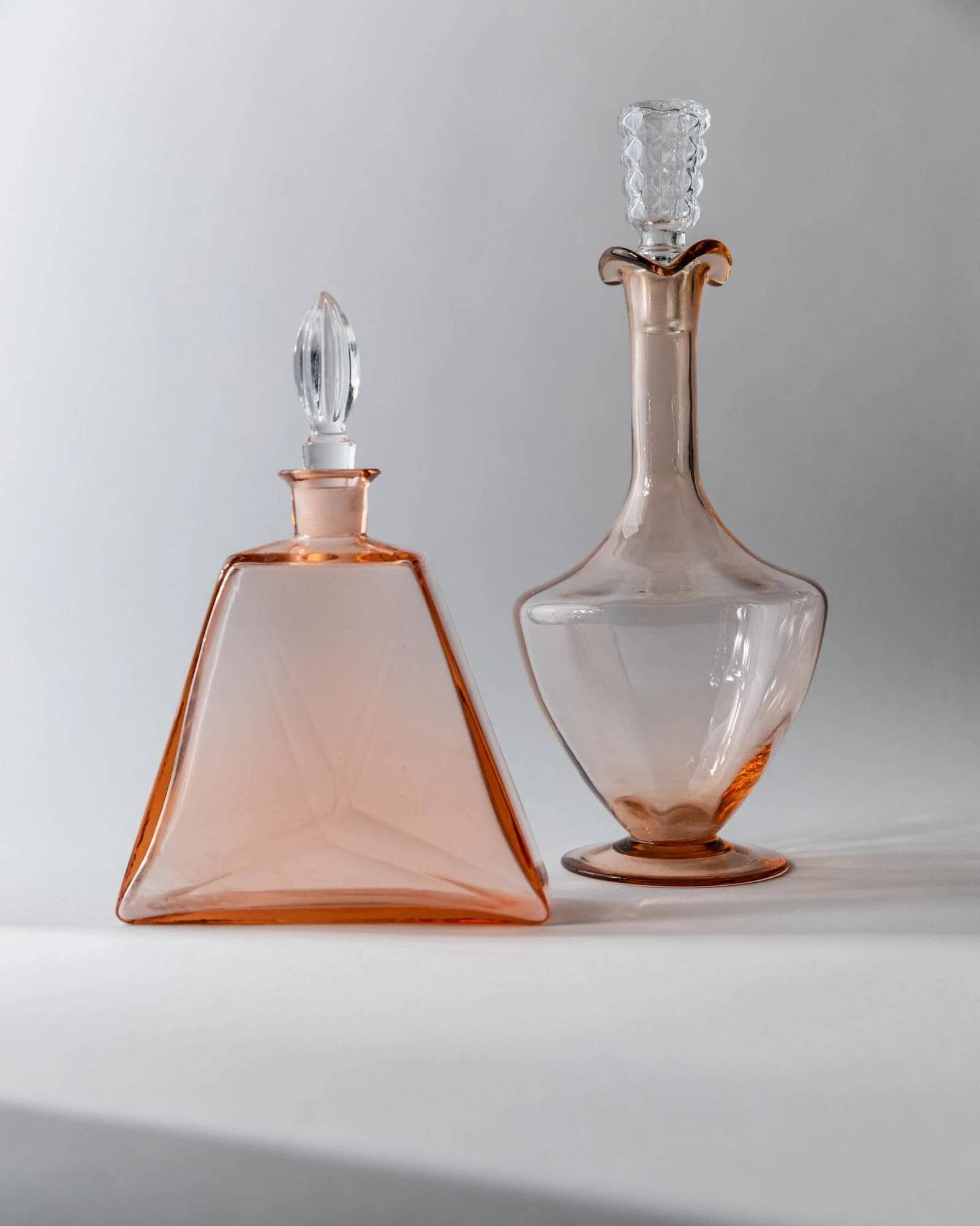 Ensemble de 2 carafes vintage en verre de Murano des années 1940, verre Rosalin avec bouchons