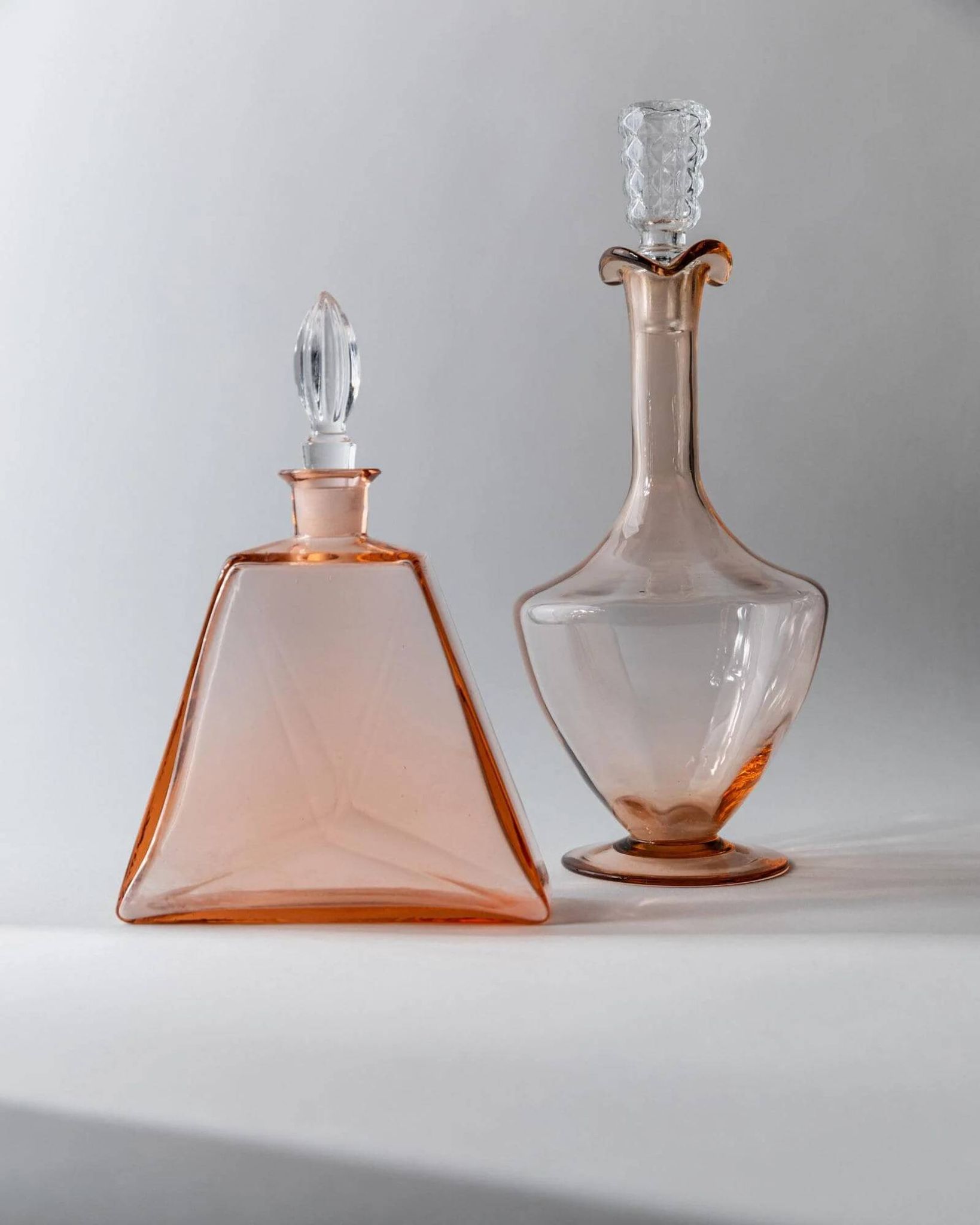 Set of 2 vintage Murano glass carafes from the 1940s, Rosalin glass with stoppers.