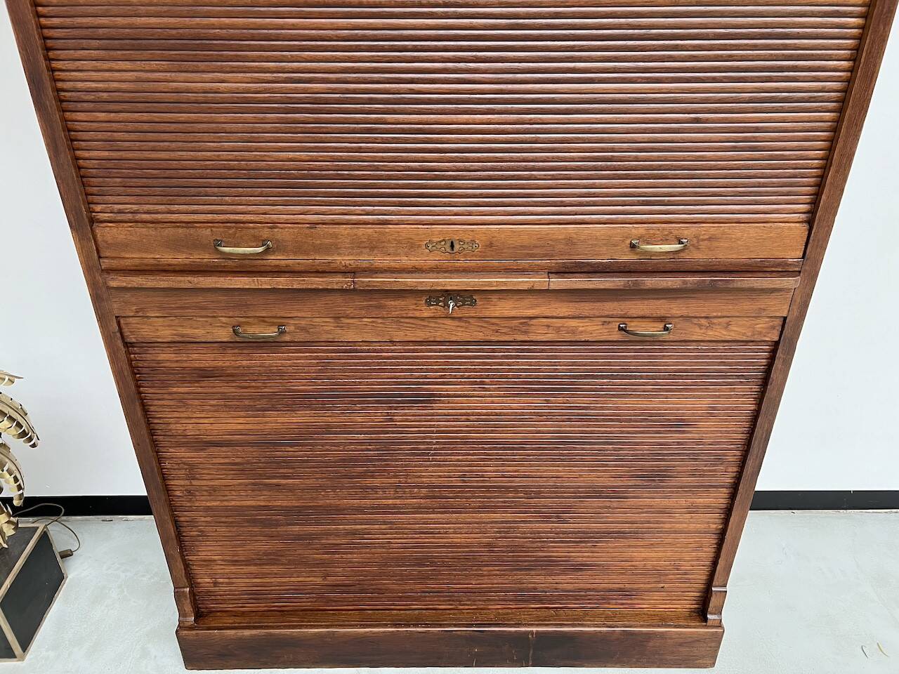 Armoire à rideaux en chêne massif, circa 1930