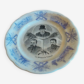 Assiette Digoin Sarreguemines "Les défenseurs du Transwaal" contour mauve