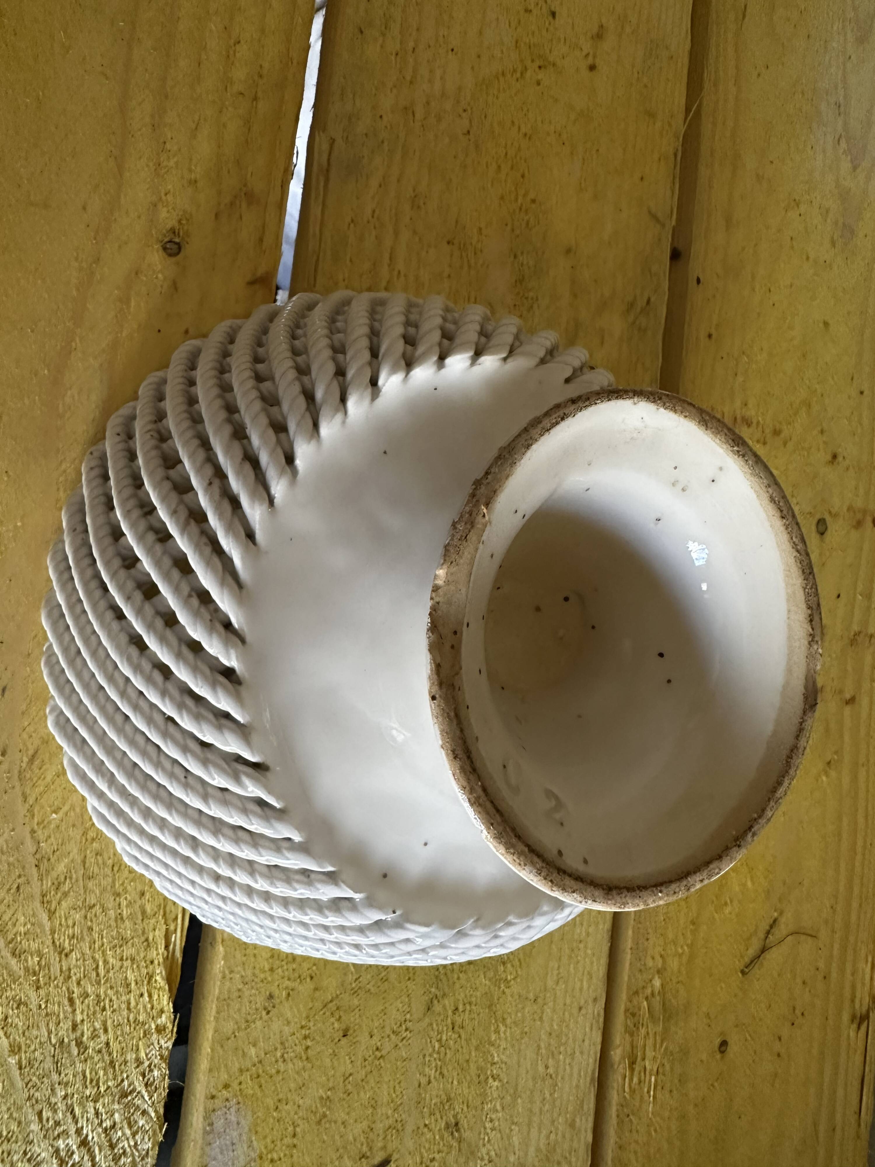 Mid-century woven ceramic basket / empty pocket, diameter 19 cm