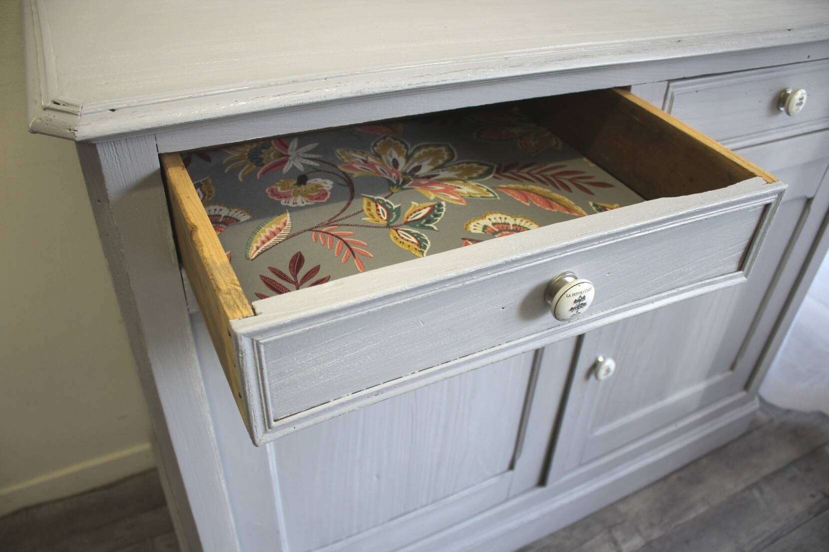 Parisian buffet with 2 doors and 2 drawers in patinated grey.