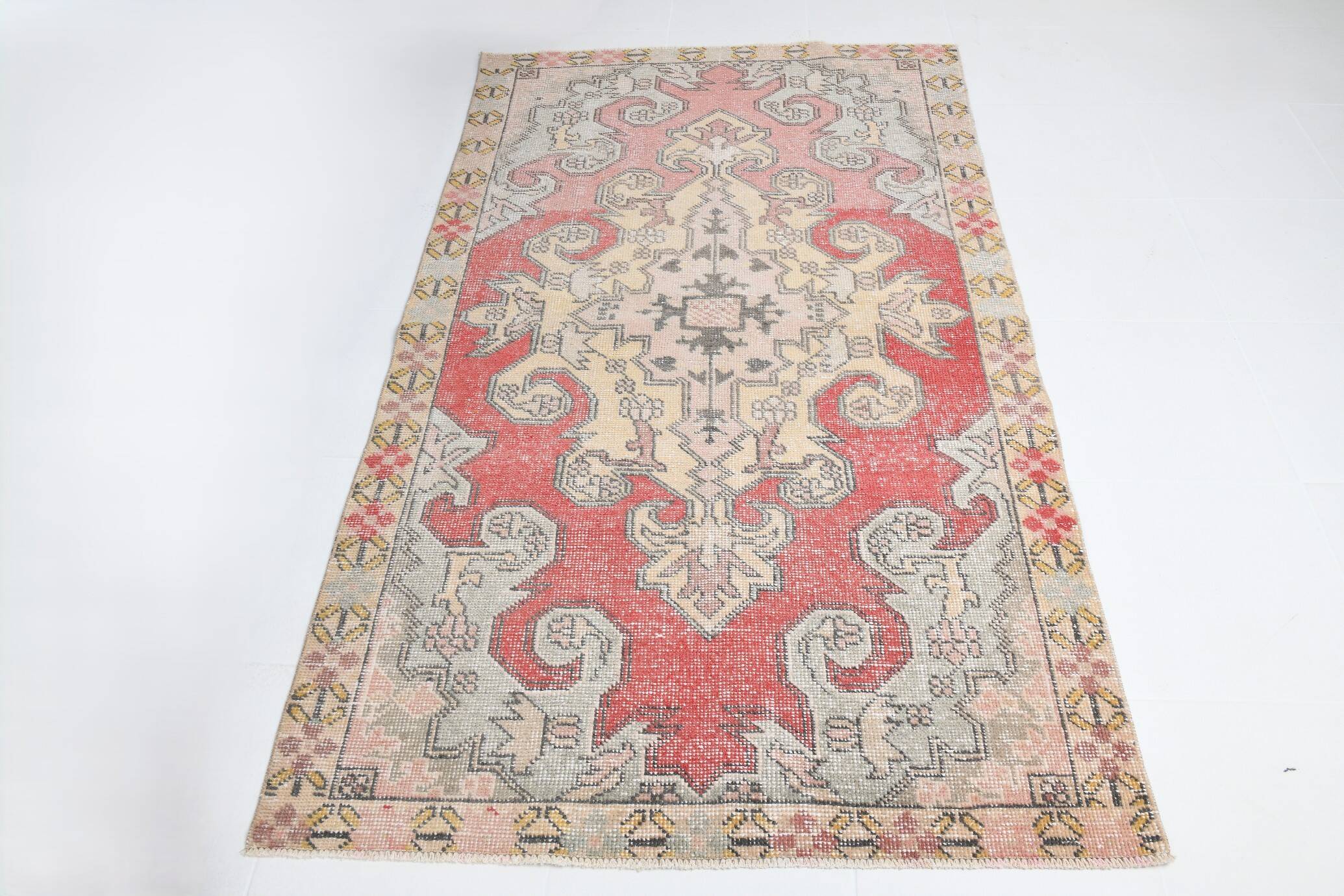 Soft Red & Beige Classic Vintage Area Rug, 127x215 Cm