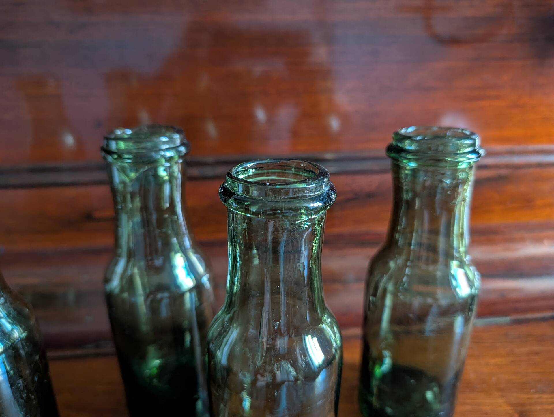 Lot de 5 bouteilles anciennes en verre vert olive