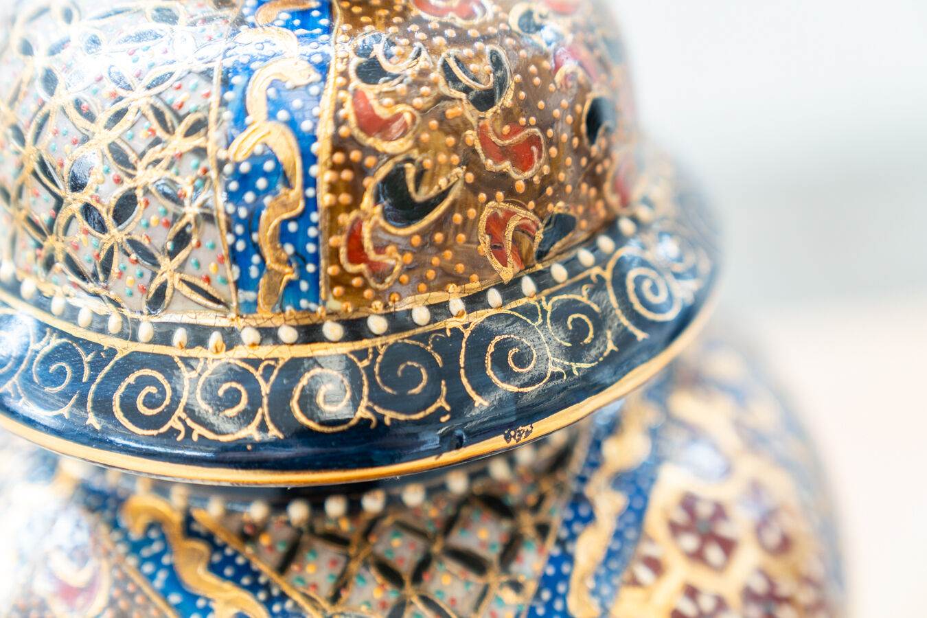 Vase en céramique chinoise peint à la main des années 1960