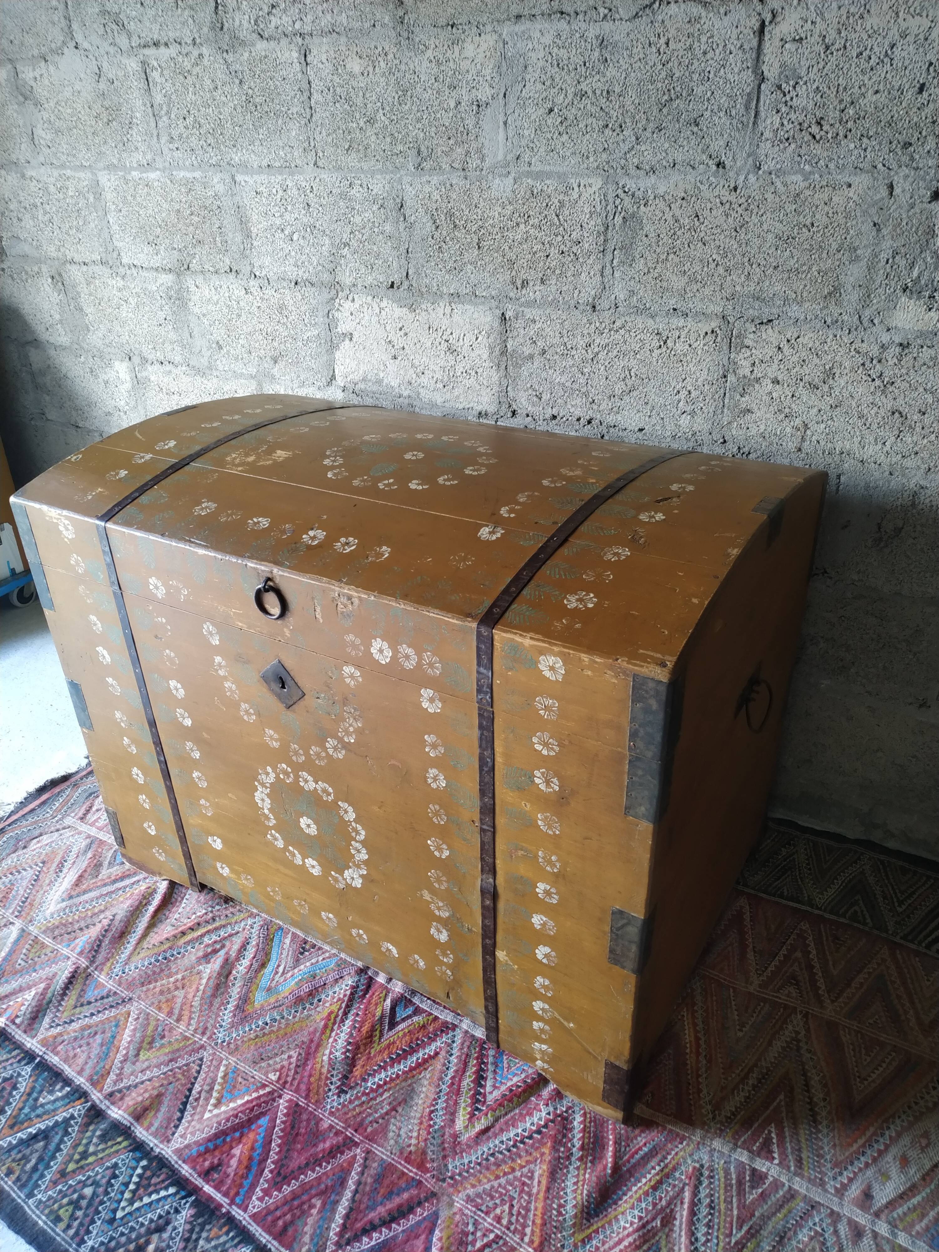 Coffre ancien bois peint