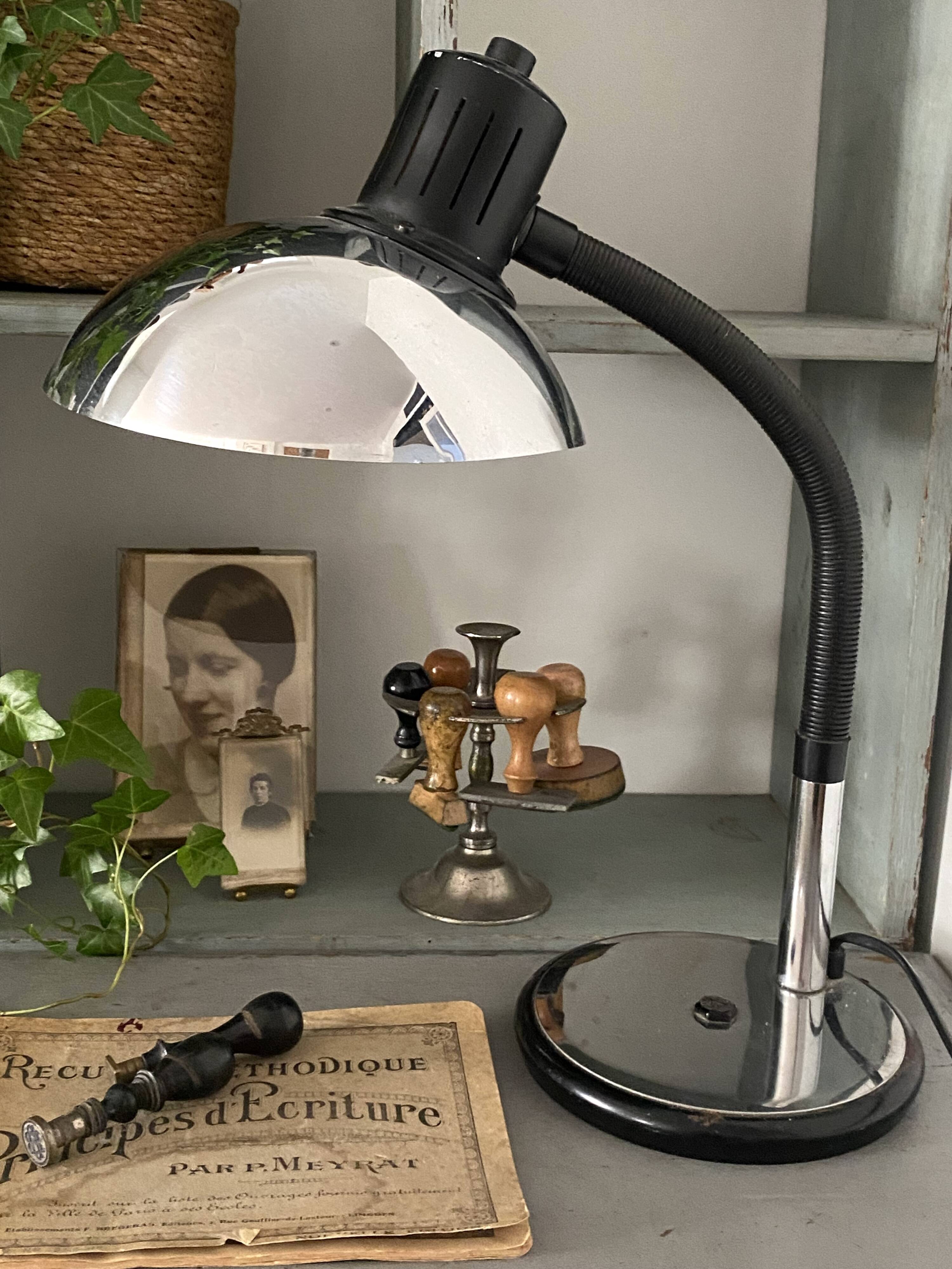 Articulated desk lamp